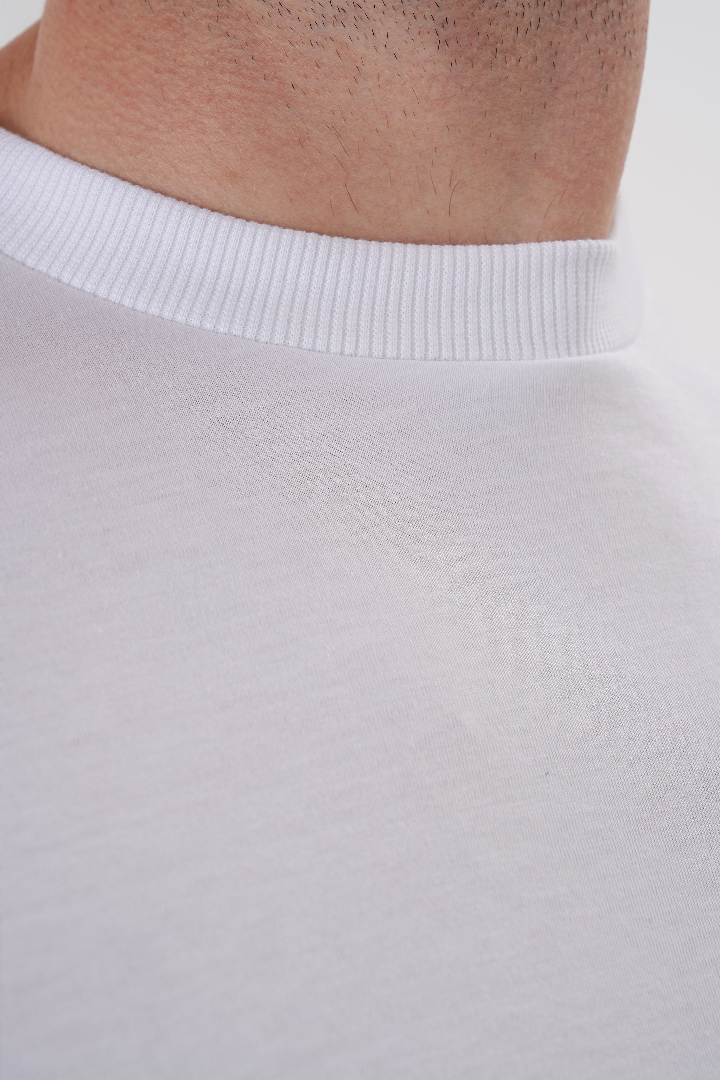 Erkek Beyaz Basic Tişört | %100 Pamuk Kumaş | Rahat Kalıp Günlük Stil | Minimalist Tasarım