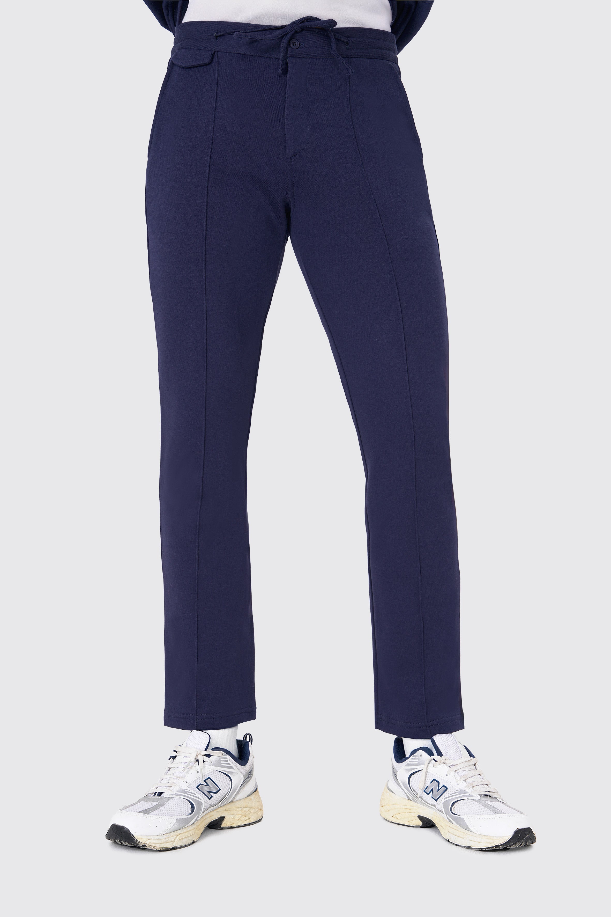%100 organik pamuktan üretilen lacivert sweatpant, doğa dostu ve nefes alabilen yapısıyla gün boyu konfor sunar. Yumuşak dokusu ve rahat kesimiyle hem şehirde hem de evde tarzını tamamlar. Sürdürülebilir moda anlayışıyla tasarlanan bu sweatpant, zamansız şıklık ve maksimum rahatlık arayanlar için ideal seçim.