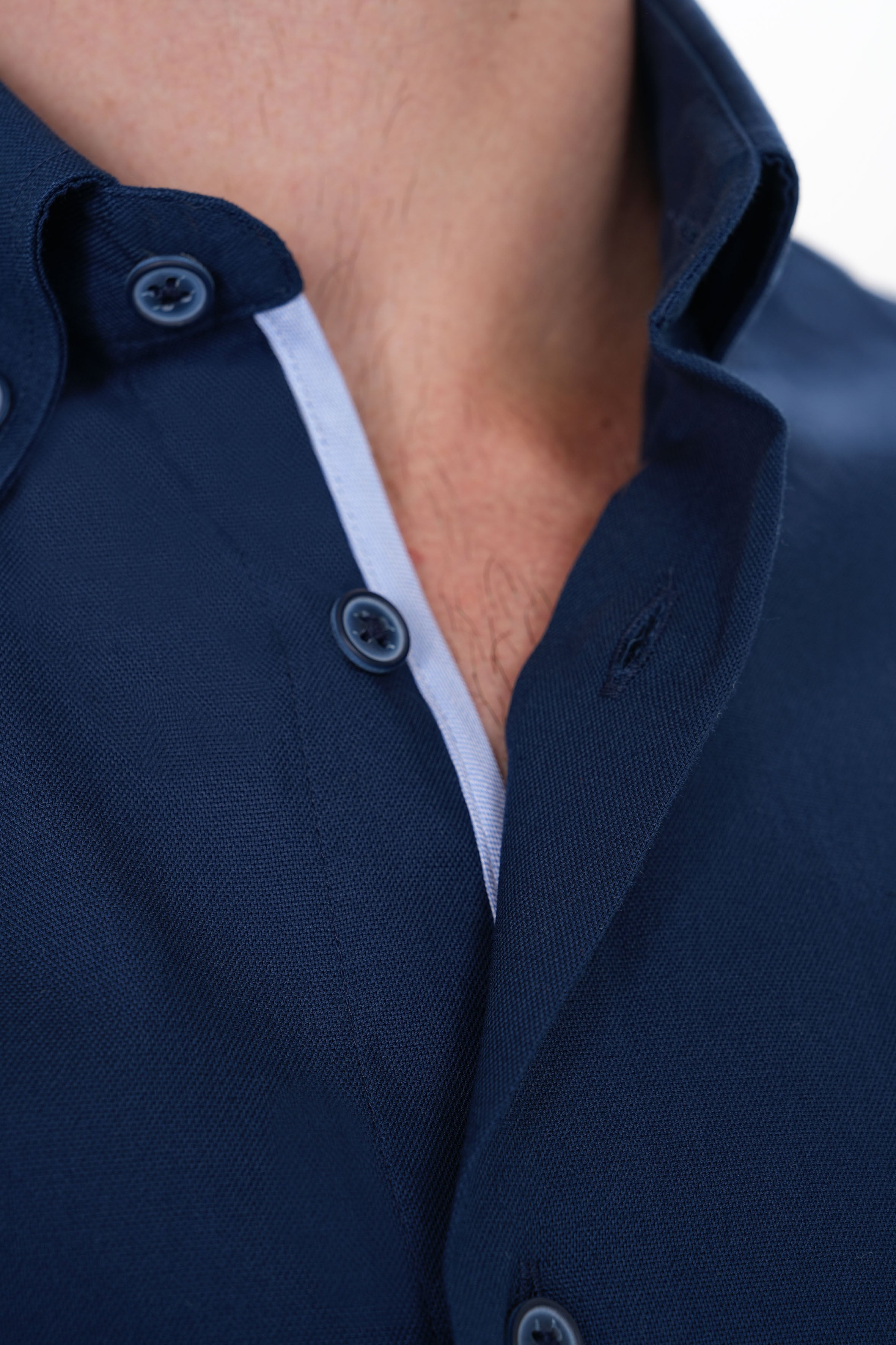 UNIQVIBE lacivert erkek Oxford gömlek, uzun kollu, düğmeli yaka detaylı, %100 pamuk kumaştan üretilmiş şık ve modern bir tasarım. #Renk_Lacivert