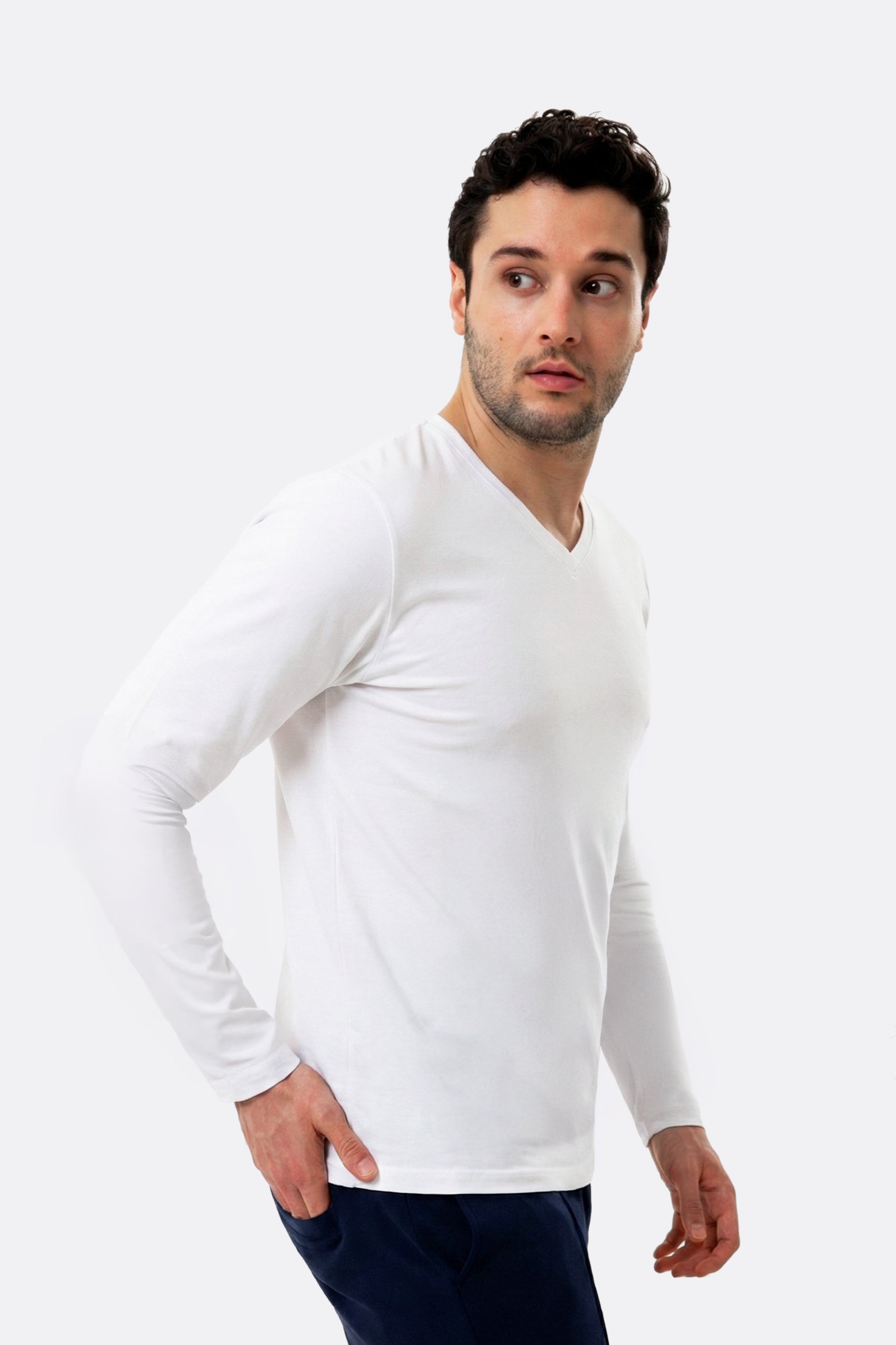 %100 organik pamuktan üretilmiş, beyaz renk V yaka erkek uzun kollu tişört. Doğal dokusu, rahat kalıbı ve sade tasarımıyla günlük kullanıma uygundur.
