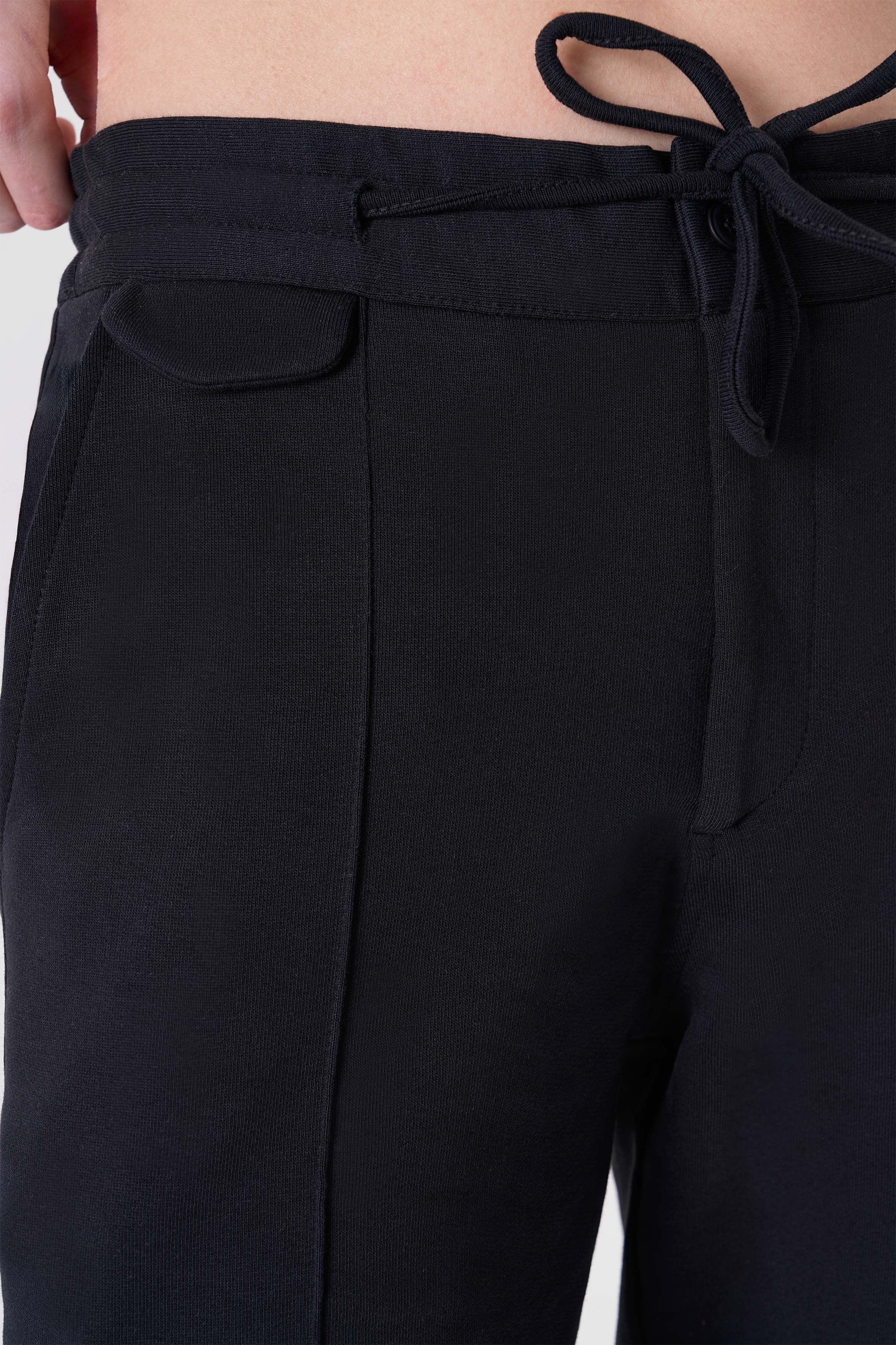 Rahatlık, stil ve sürdürülebilirlik bir arada! %100 organik pamuktan üretilen siyah kadın sweatpant, yumuşak dokusuyla gün boyu konfor sağlarken, modern kesimiyle her kombine uyum sağlar. Hem evde hem dışarıda özgürce hareket etmen için tasarlandı.