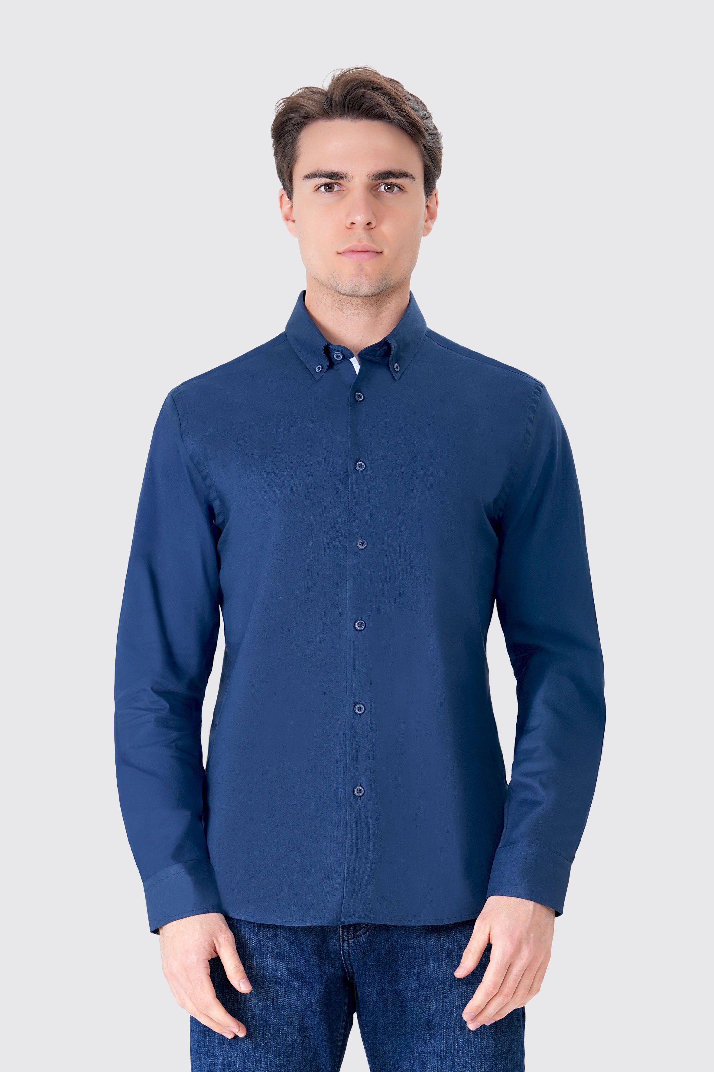 UNIQVIBE lacivert erkek Oxford gömlek, uzun kollu, düğmeli yaka detaylı, %100 pamuk kumaştan üretilmiş şık ve modern bir tasarım. #Renk_Lacivert