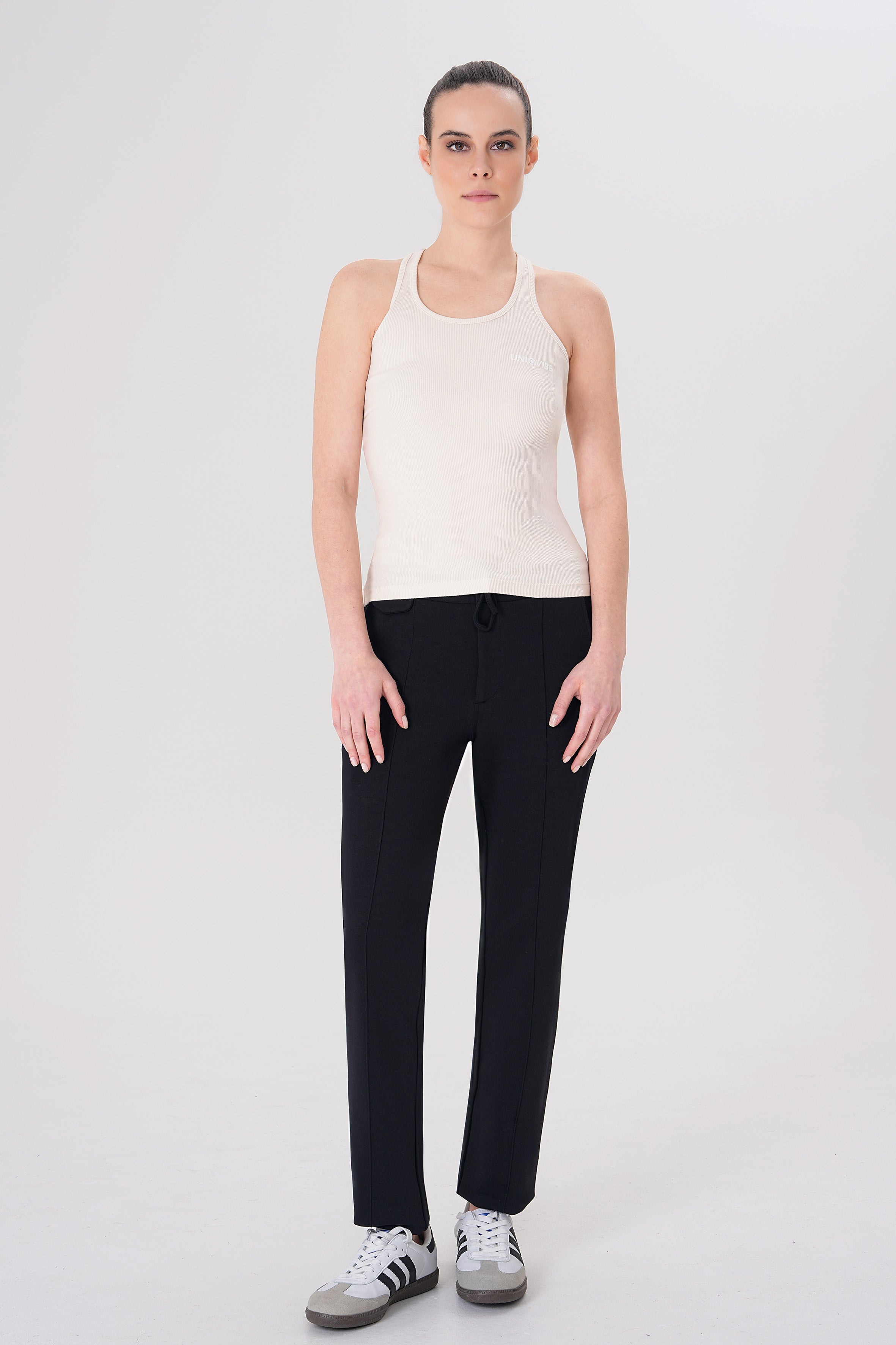 Rahatlık, stil ve sürdürülebilirlik bir arada! %100 organik pamuktan üretilen siyah kadın sweatpant, yumuşak dokusuyla gün boyu konfor sağlarken, modern kesimiyle her kombine uyum sağlar. Hem evde hem dışarıda özgürce hareket etmen için tasarlandı.