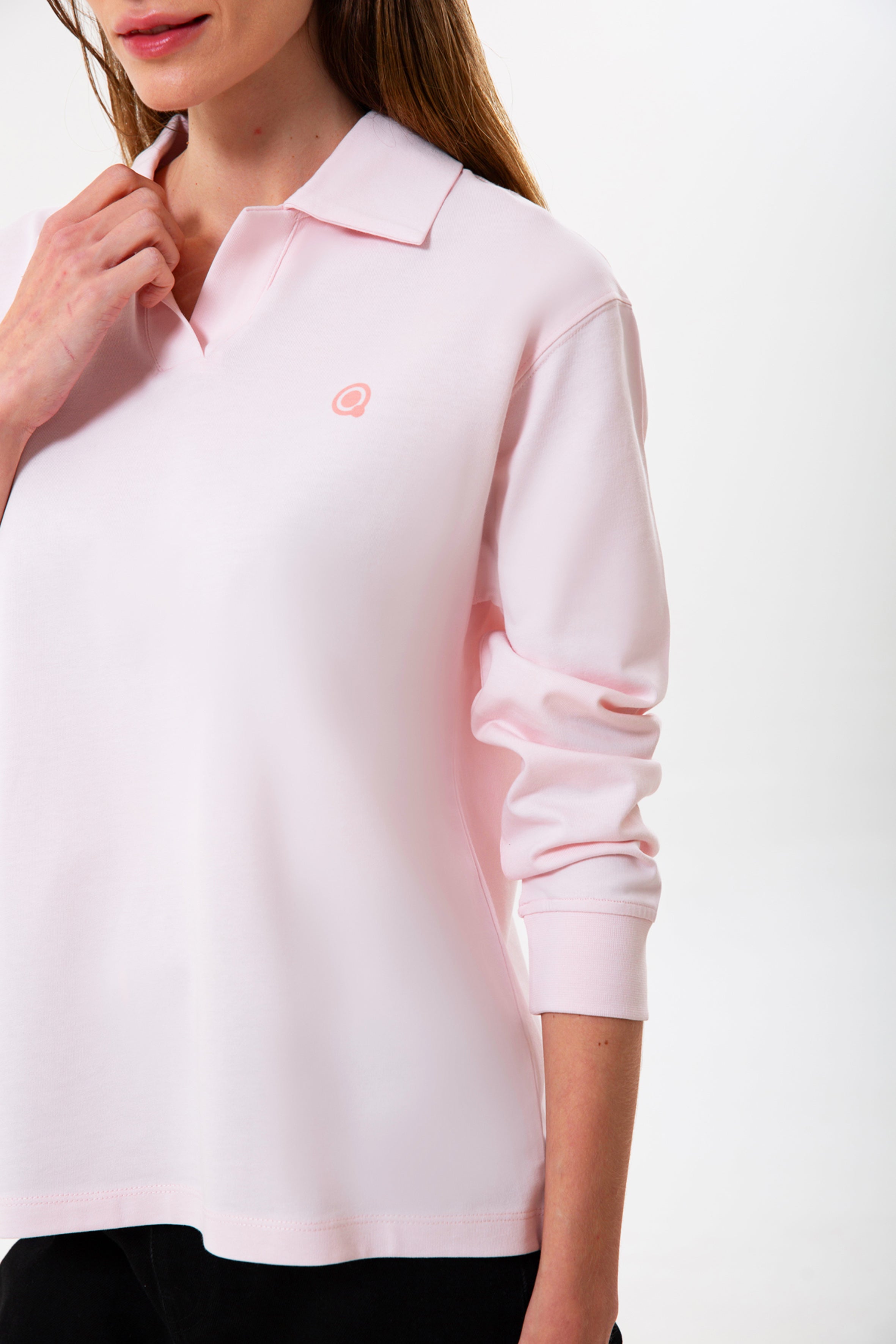 Polo Yaka %100 Organik Pamuk Pembe Kadın Uzun Kollu Tişört, şıklık ve konforu birleştirir. Çevre dostu organik pamuktan üretilen bu tişört, yumuşak dokusu ve polo yaka detayıyla her tarza uyum sağlar. Uzun kollu tasarımı ve beyaz rengiyle hem günlük hem de şık kombinasyonlar için ideal!
