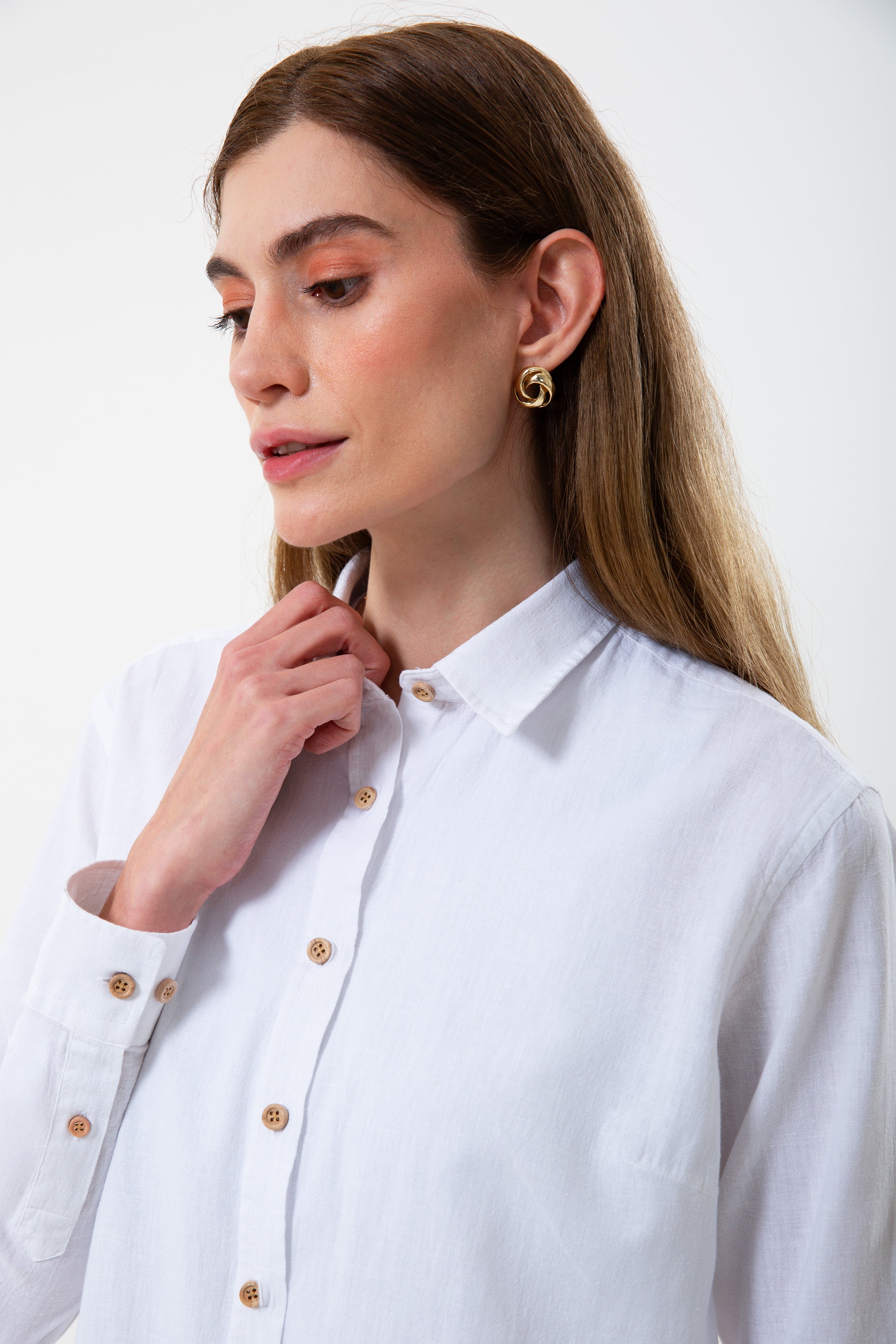 UNIQVIBE beyaz kadın keten gömlek, uzun kollu, düğmeli yaka detaylı, keten kumaştan üretilmiş şık ve modern bir tasarım. #Renk_Beyaz