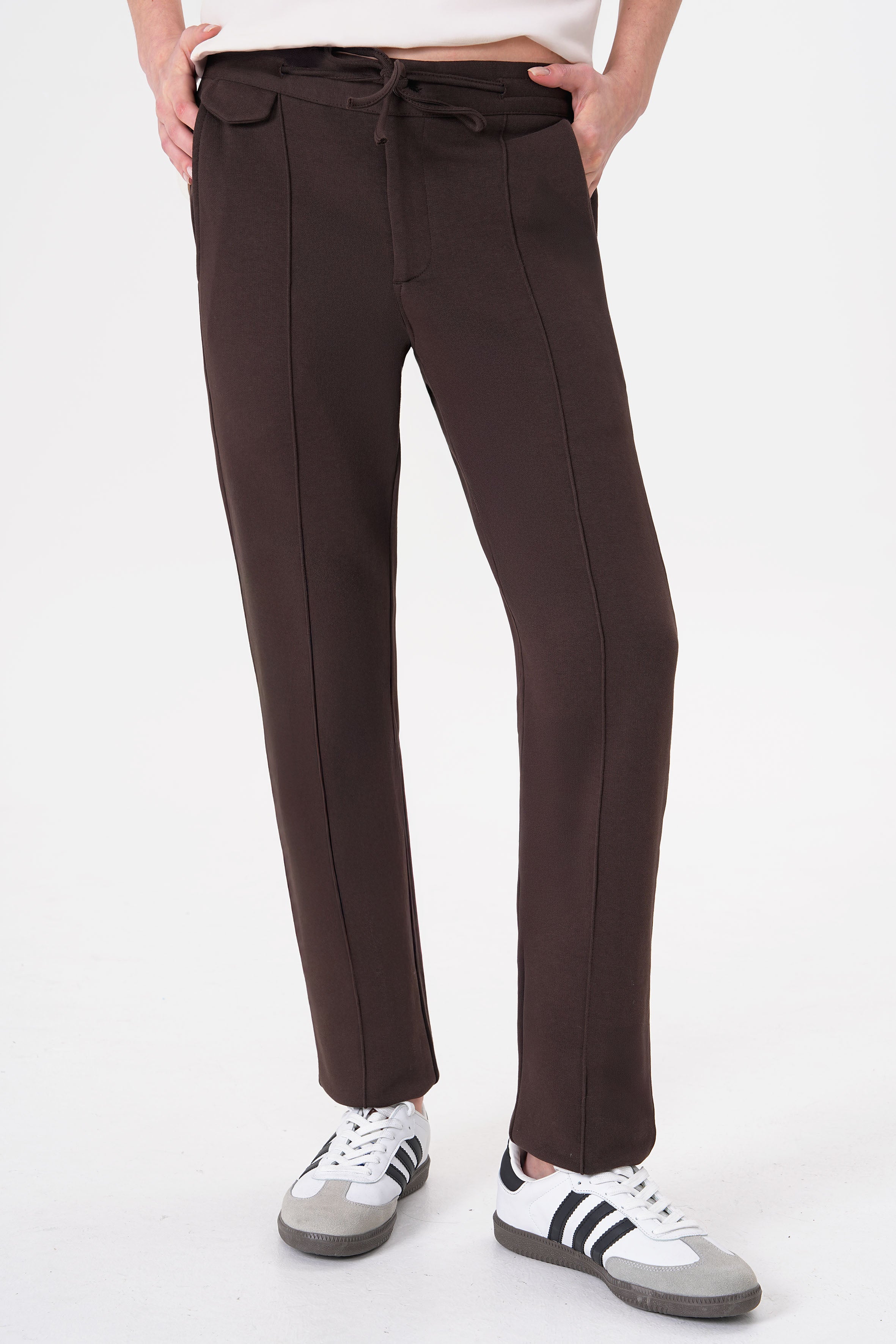 Rahatlık, stil ve sürdürülebilirlik bir arada! %100 organik pamuktan üretilen kahverengi kadın sweatpant, yumuşak dokusuyla gün boyu konfor sağlarken, modern kesimiyle her kombine uyum sağlar. Hem evde hem dışarıda özgürce hareket etmen için tasarlandı.