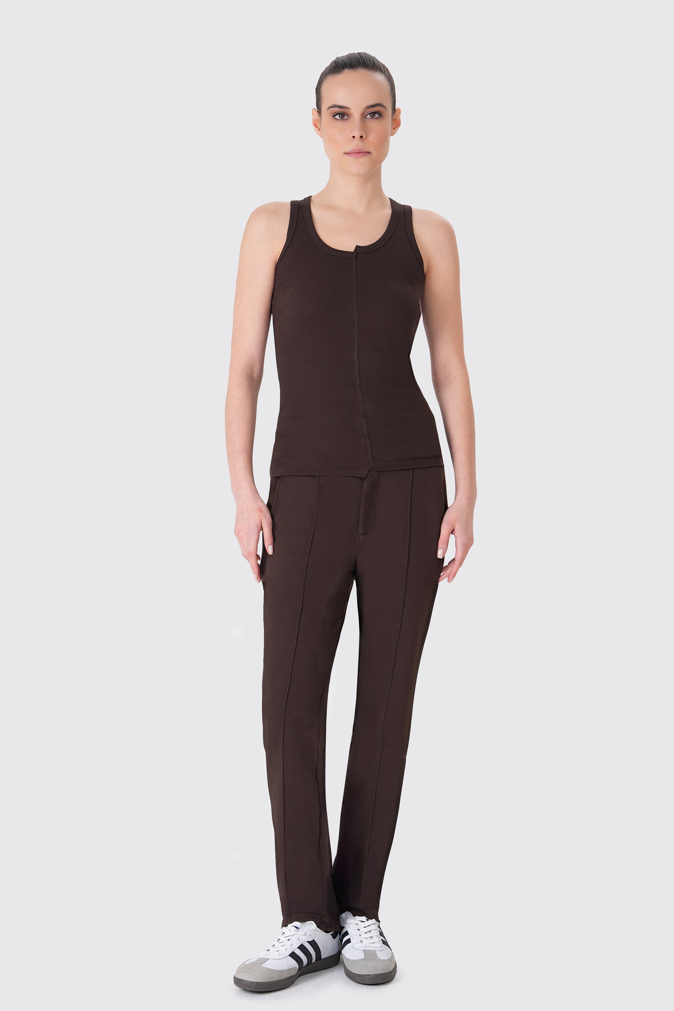 Rahatlık, stil ve sürdürülebilirlik bir arada! %100 organik pamuktan üretilen kahverengi kadın sweatpant, yumuşak dokusuyla gün boyu konfor sağlarken, modern kesimiyle her kombine uyum sağlar. Hem evde hem dışarıda özgürce hareket etmen için tasarlandı.