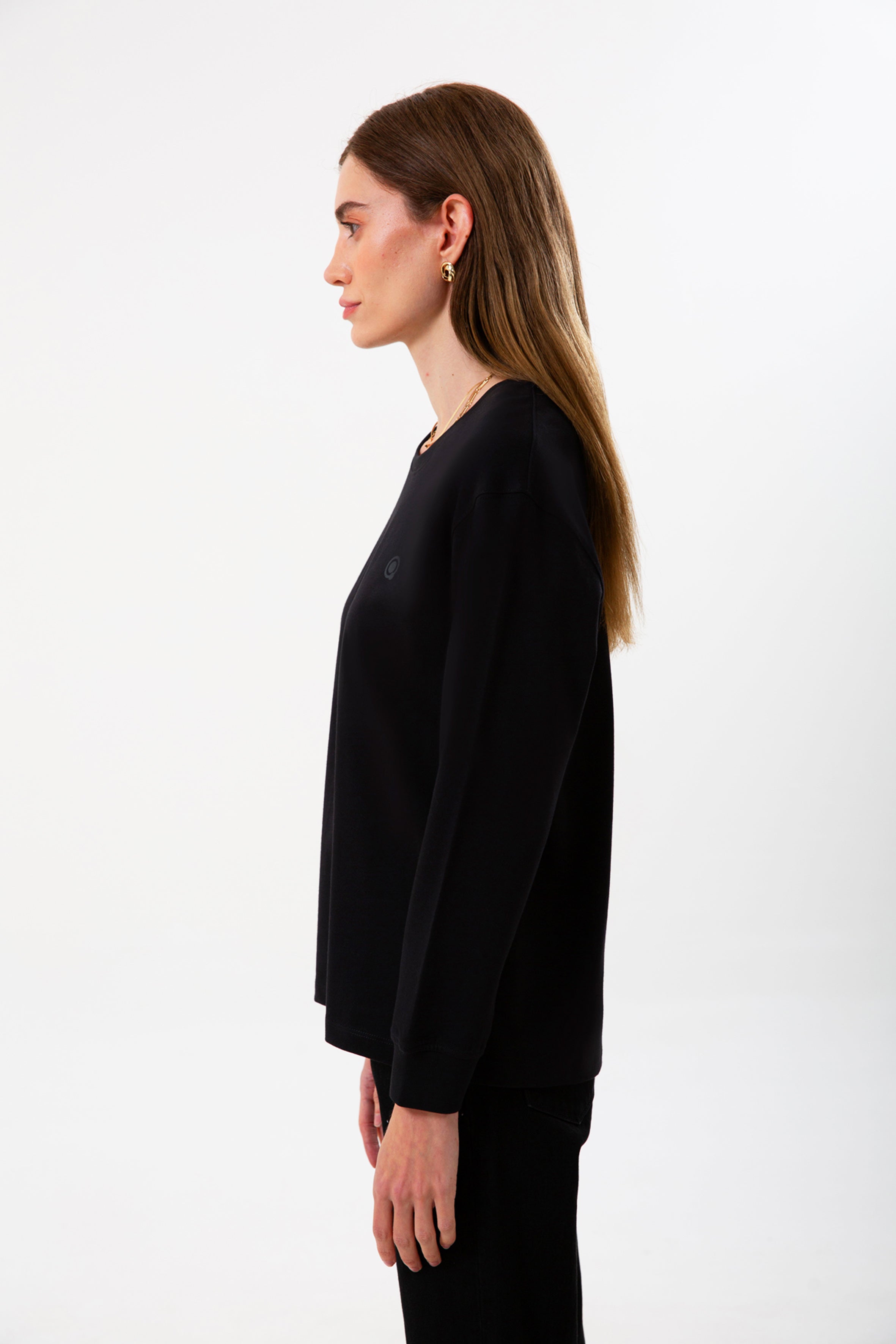 Regular %100 Organik Pamuklu Siyah Kadın Uzun Kollu Tişört, şıklık ve konforu birleştirir. Çevre dostu organik pamuktan üretilen bu tişört, yumuşak dokusu ve yaka detayıyla her tarza uyum sağlar. Uzun kollu tasarımı ve siyah rengiyle hem günlük hem de şık kombinasyonlar için ideal!