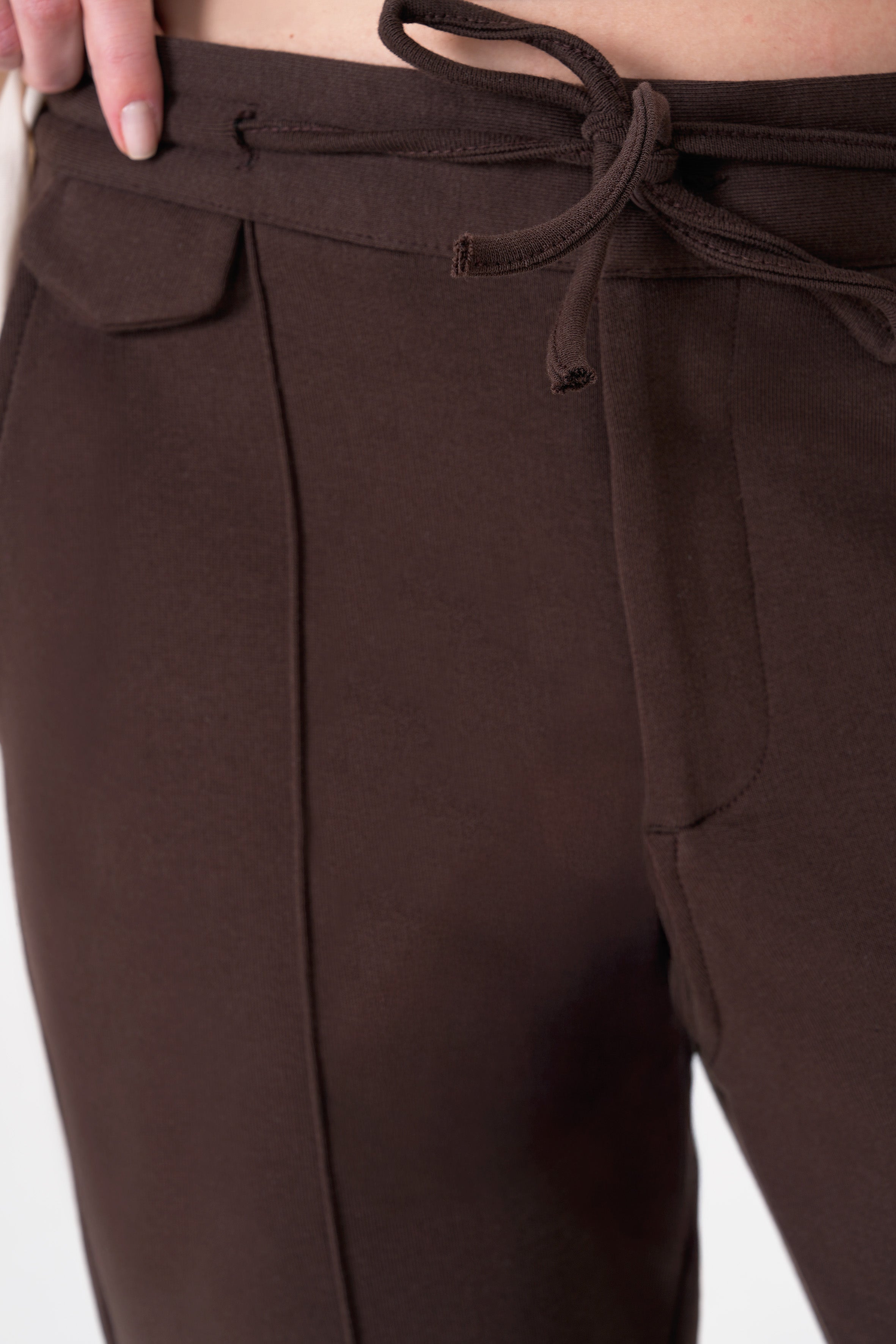 Rahatlık, stil ve sürdürülebilirlik bir arada! %100 organik pamuktan üretilen kahverengi kadın sweatpant, yumuşak dokusuyla gün boyu konfor sağlarken, modern kesimiyle her kombine uyum sağlar. Hem evde hem dışarıda özgürce hareket etmen için tasarlandı.