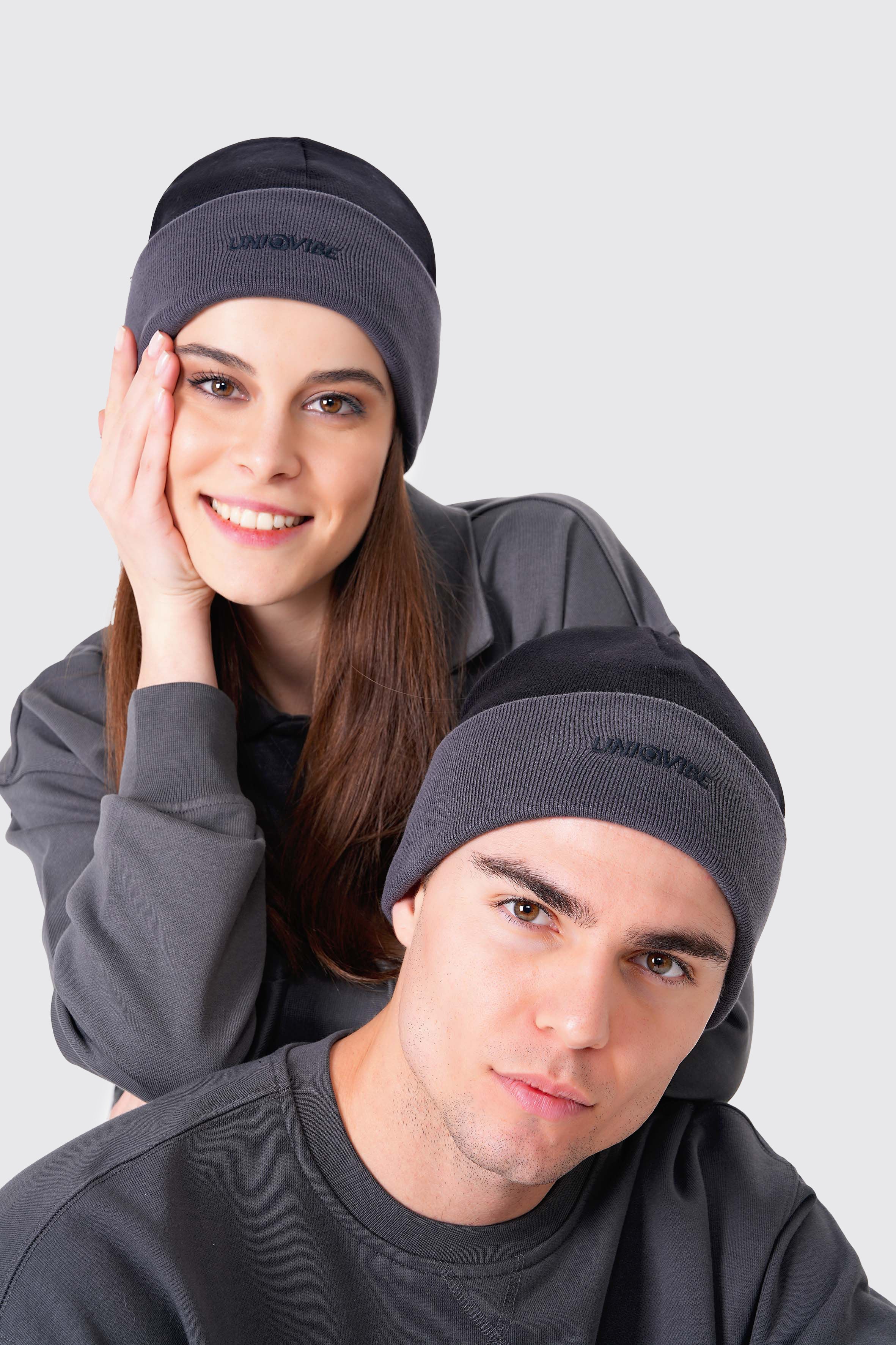 UNIQVIBE’nin %100 organik pamuktan üretilmiş unisex bereleri, kış stilinizi sürdürülebilir bir dokunuşla tamamlıyor. Pastel tonlardan koyu renklere kadar geniş bir renk yelpazesiyle, her tarza uygun seçenekler sunuyor. Çevre dostu üretim ve yumuşak dokusuyla bu bereyi keşfedin! #Renk_Siyah