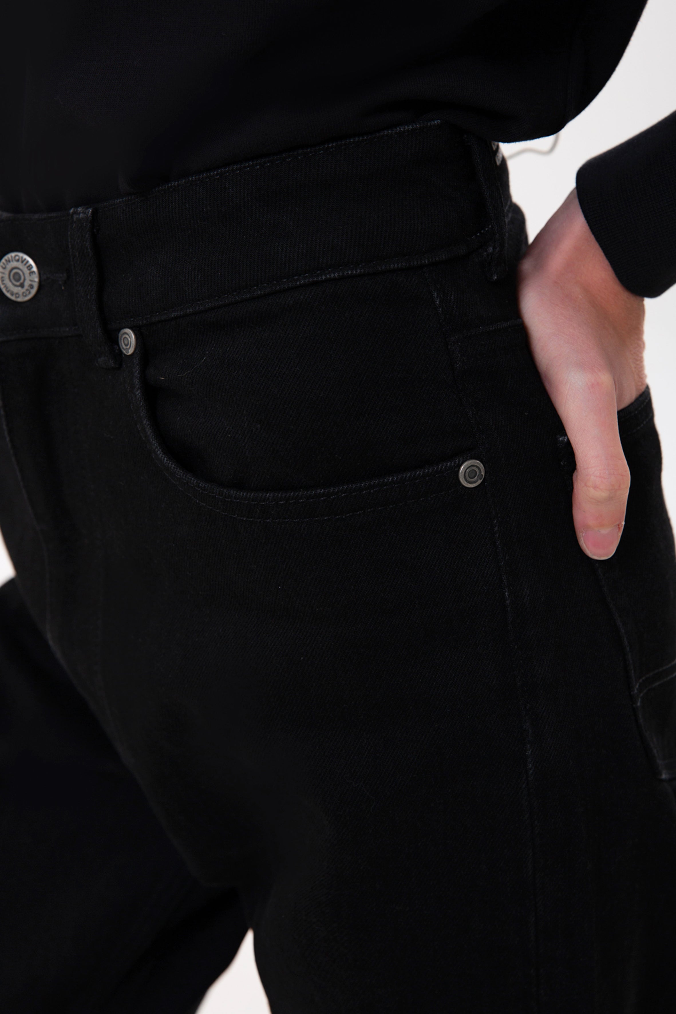 Yüksek bel ve rahat kesimiyle öne çıkan organik pamuk kadın mom jean, gün boyu konfor sunan zamansız bir parçadır. Dayanıklı denim dokusu uzun ömürlü kullanım sağlarken, mom fit formu doğal bir siluet oluşturur. Şehir temposuna uyum sağlayan bu denim pantolon kadın modeli, basic tişörtlerden gömleklere kadar pek çok kombinle zahmetsizce uyum sağlar.