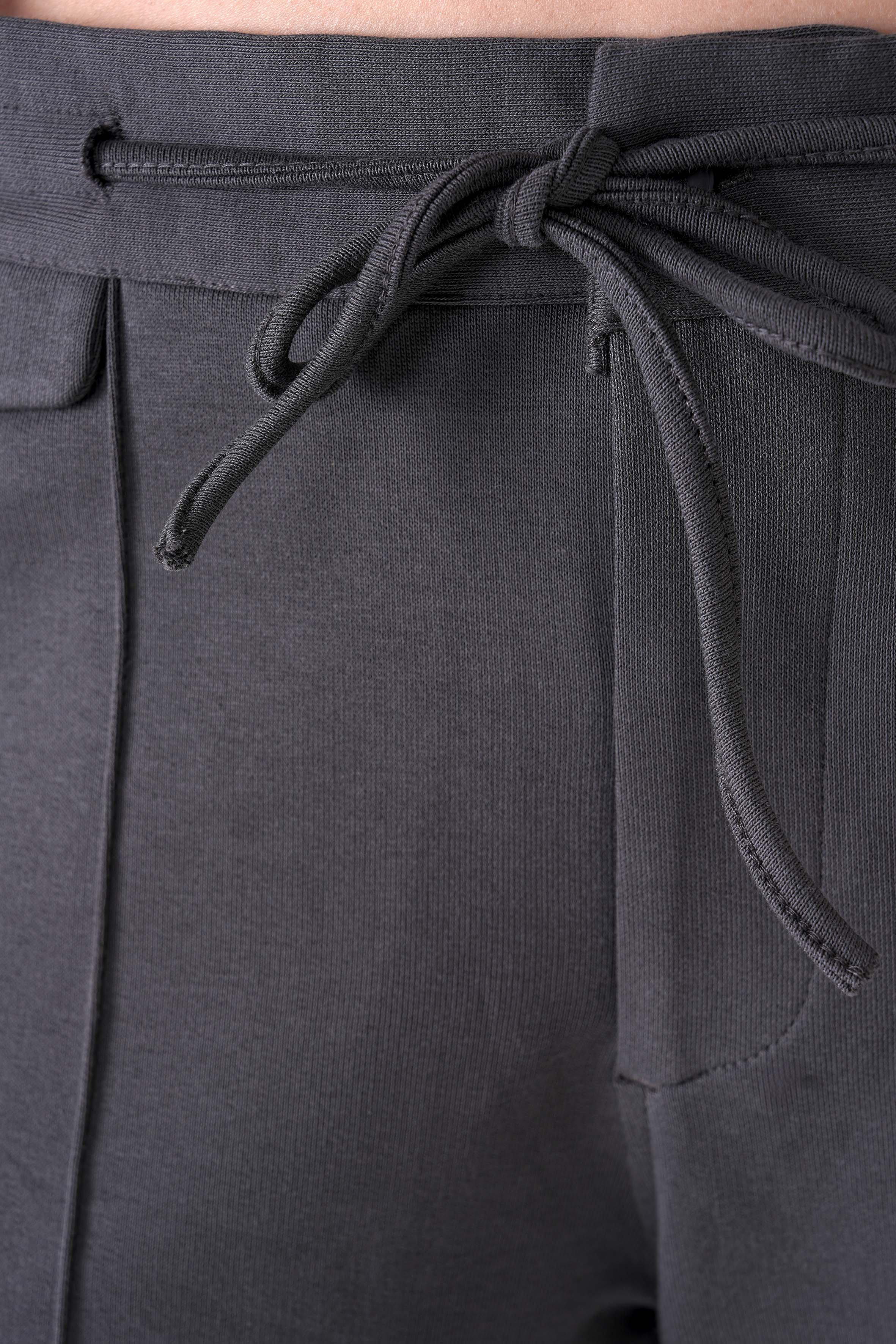 Rahatlık, stil ve sürdürülebilirlik bir arada! %100 organik pamuktan üretilen antrasit sweatpant, yumuşak dokusuyla gün boyu konfor sağlarken, modern kesimiyle her kombine uyum sağlar. Hem evde hem dışarıda özgürce hareket etmen için tasarlandı.