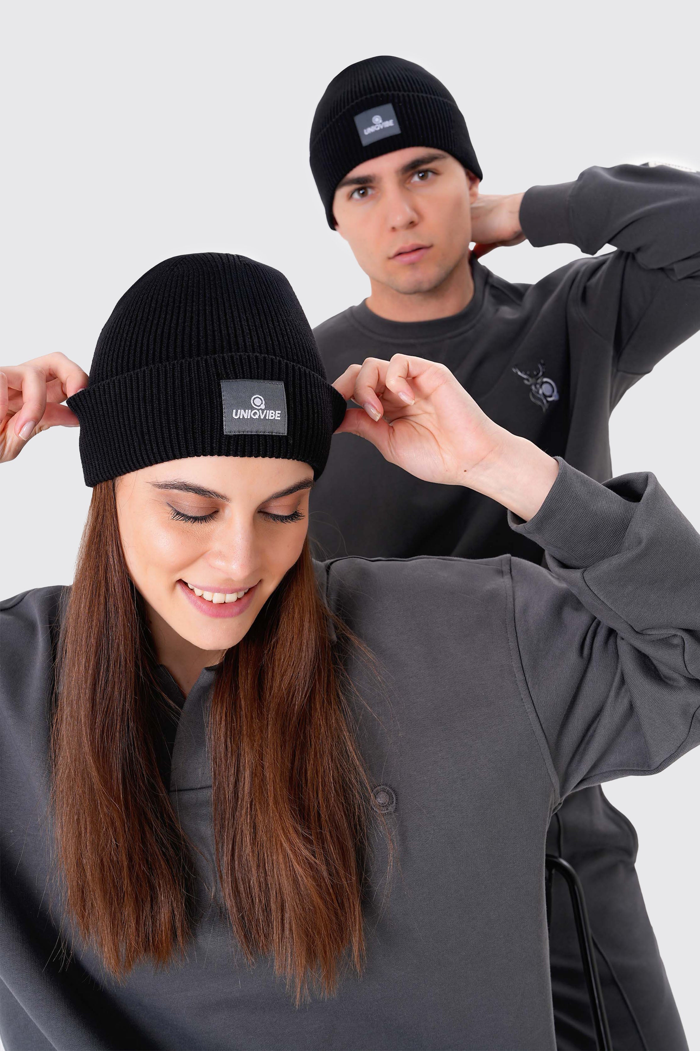 UNIQVIBE’nin %100 organik pamuktan üretilmiş unisex bereleri, kış stilinizi sürdürülebilir bir dokunuşla tamamlıyor. Pastel tonlardan koyu renklere kadar geniş bir renk yelpazesiyle, her tarza uygun seçenekler sunuyor. Çevre dostu üretim ve yumuşak dokusuyla bu bereyi keşfedin! #Renk_Siyah