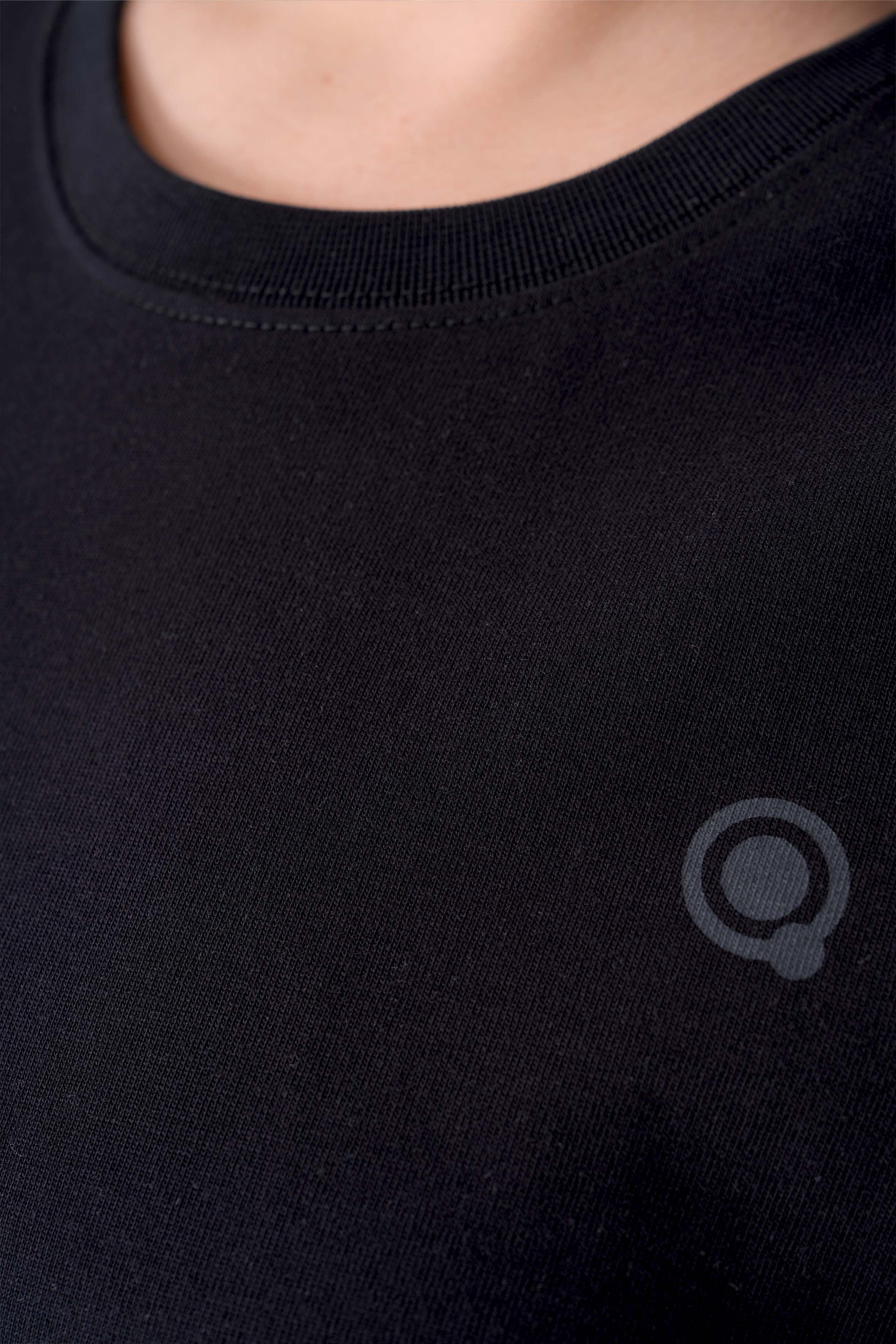 Regular %100 Organik Pamuk Siyah Kadın Uzun Kollu Tişört, şıklık ve konforu birleştirir. Çevre dostu organik pamuktan üretilen bu tişört, yumuşak dokusu ve yaka detayıyla her tarza uyum sağlar. Uzun kollu tasarımı ve siyah rengiyle hem günlük hem de şık kombinasyonlar için ideal!