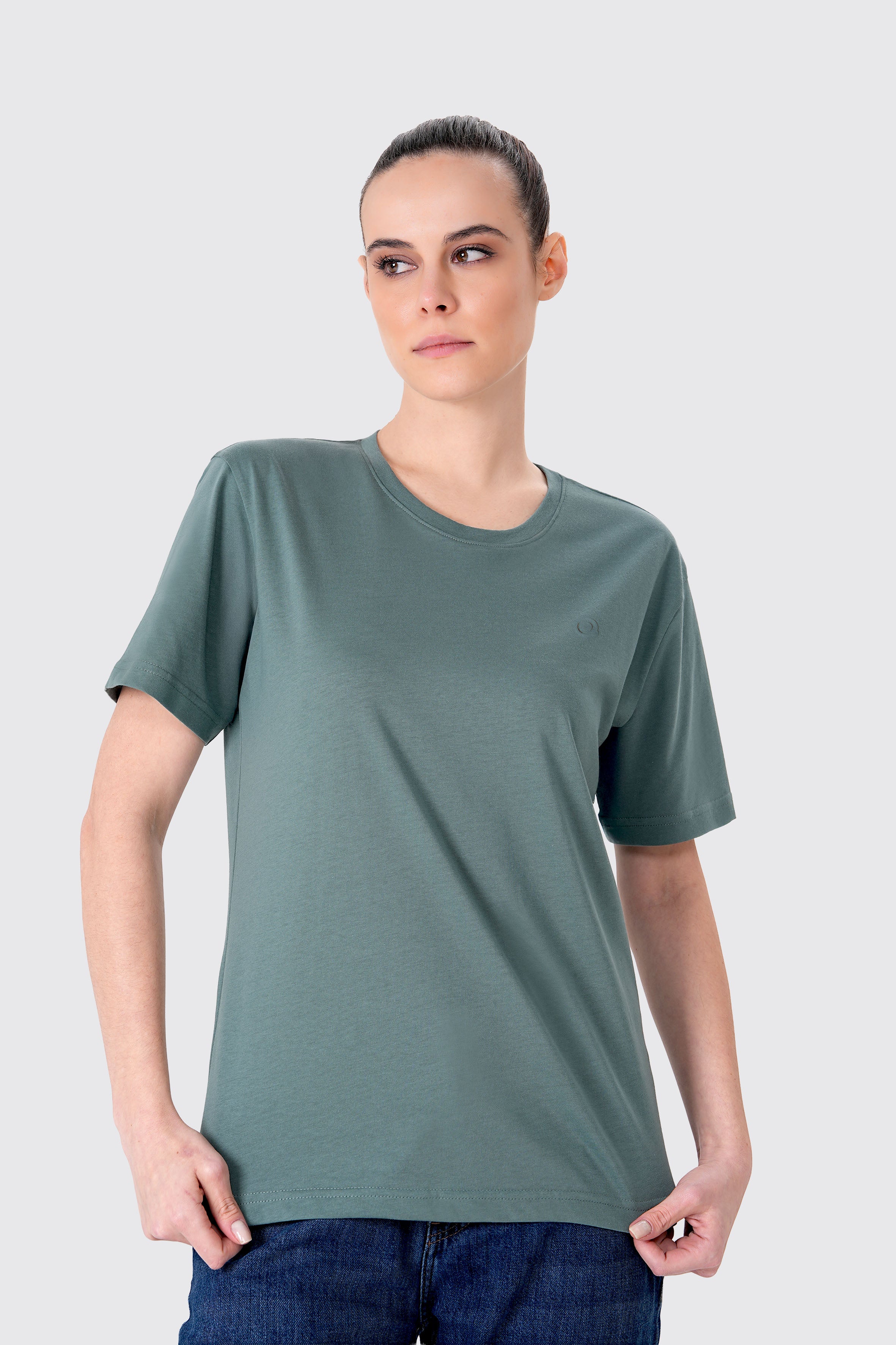 Basic model %100 organik pamuk kadın yeşil tişört – GOTS sertifikalı, kısa kollu ve çevre dostu sürdürülebilir tişört. Günlük kullanım için ideal, nefes alabilen kumaş yapısı ve rahat kalıbıyla yazlık giyim için mükemmel tercih.