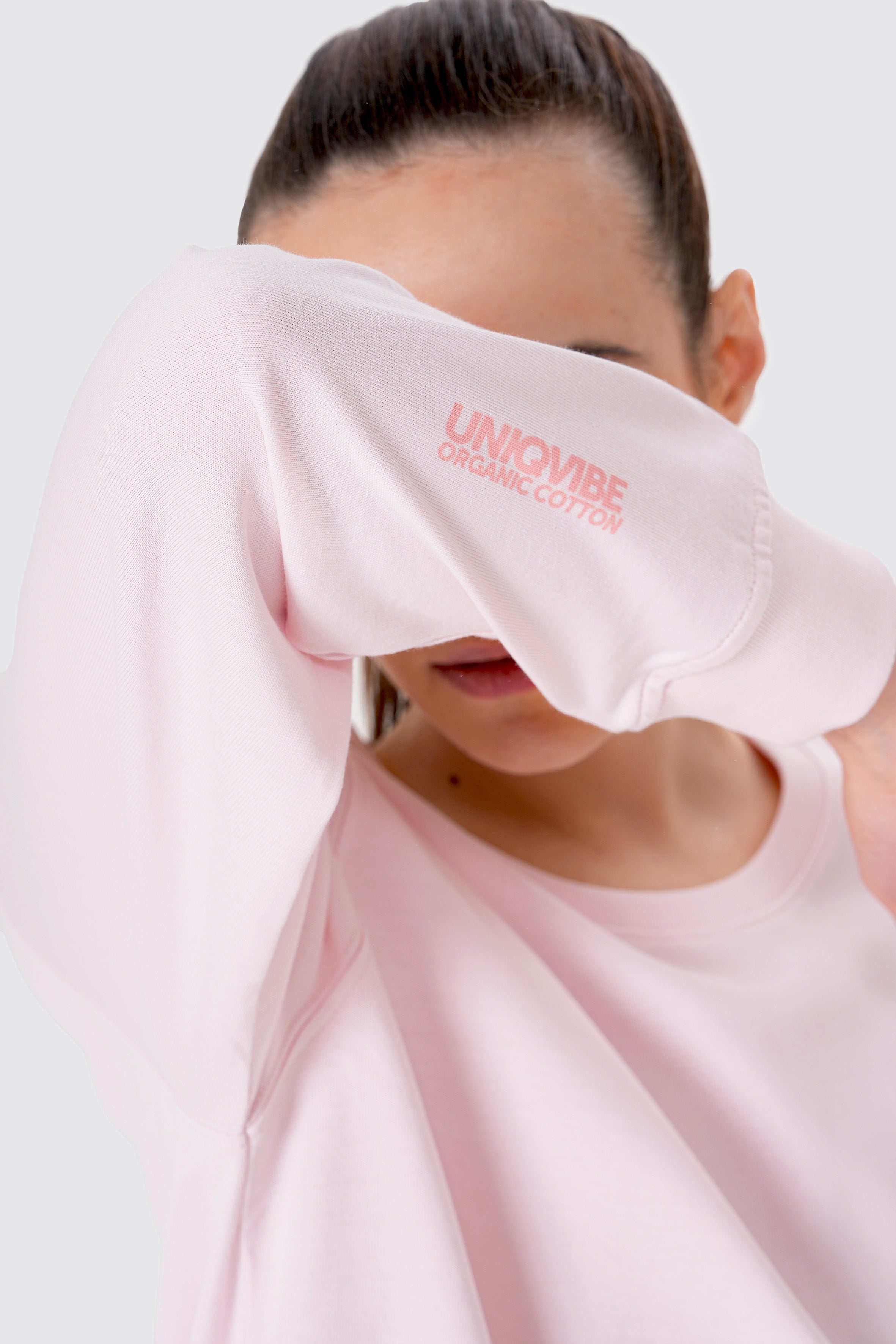%100 Organik Pamuk Pembe Kadın Uzun Kollu Tişört, şıklık ve konforu birleştirir. Çevre dostu organik pamuktan üretilen bu tişört, yumuşak dokusu detayıyla her tarza uyum sağlar. Uzun kollu tasarımı ve pembe rengiyle hem günlük hem de şık kombinasyonlar için ideal!