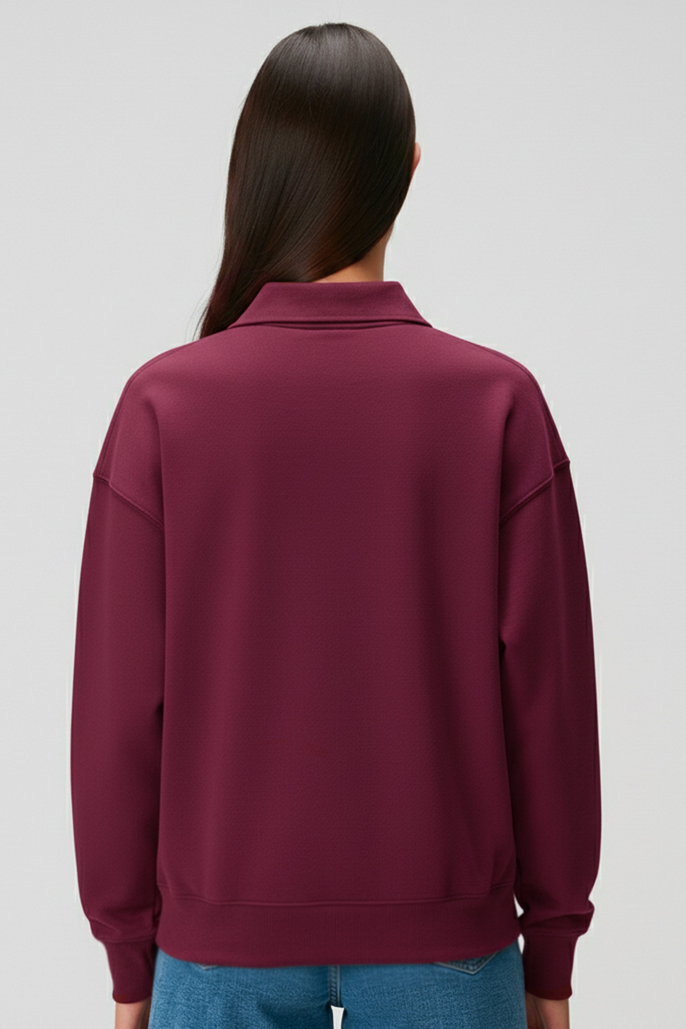 Organik pamuklu dokusu ve polo yaka formuyla modern bir sweatshirt görünümü sunar. Bordo tonunun net ifadesi, oversize kalıpla birleşerek gün boyu doğal ve geniş bir rahatlık sağlar. Yumuşak yüzeyi, nefes alan yapısı ve minimal detaylarıyla her gün giyilmeye uygun, zamansız bir parça.