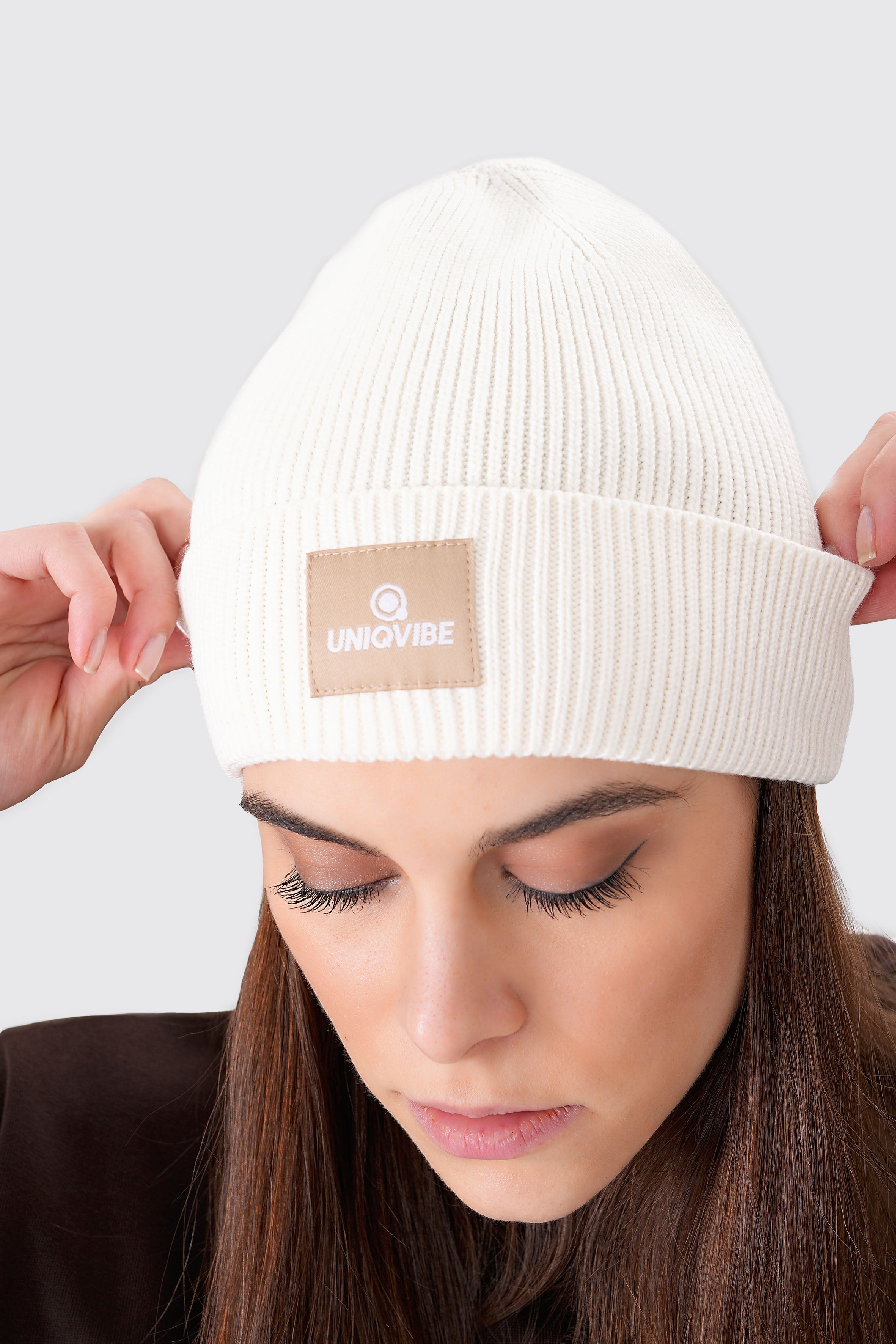 UNIQVIBE’nin %100 organik pamuktan üretilmiş unisex bereleri, kış stilinizi sürdürülebilir bir dokunuşla tamamlıyor. Pastel tonlardan koyu renklere kadar geniş bir renk yelpazesiyle, her tarza uygun seçenekler sunuyor. Çevre dostu üretim ve yumuşak dokusuyla bu bereyi keşfedin! #Renk_Bej