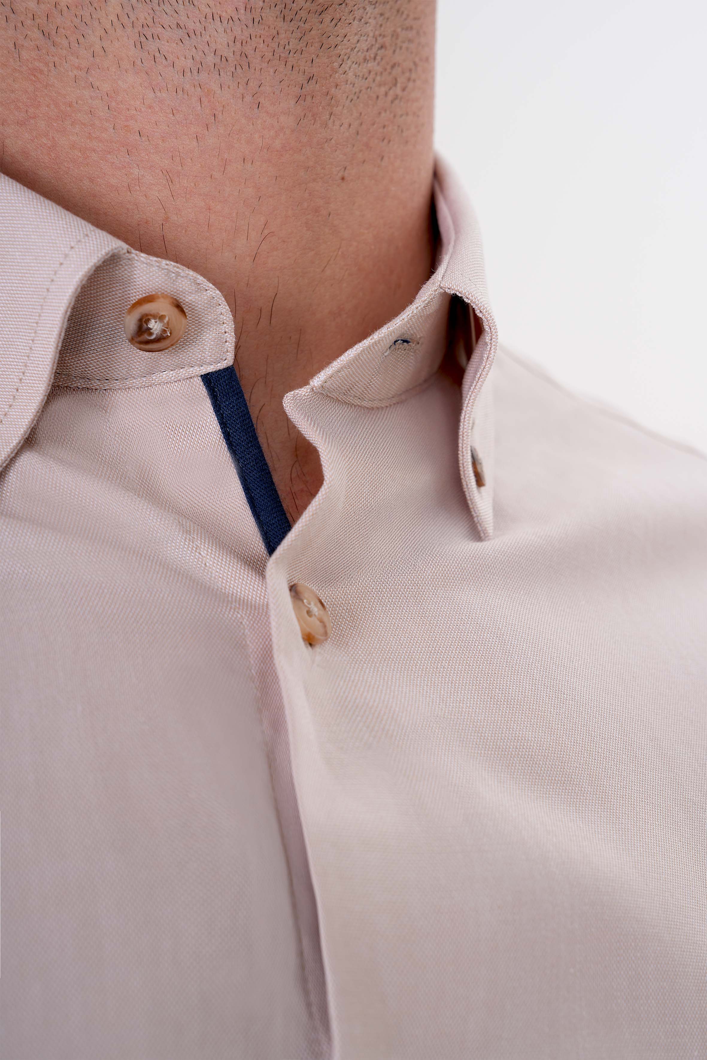 UNIQVIBE ekru erkek Oxford gömlek, uzun kollu, düğmeli yaka detaylı, %100 pamuk kumaştan üretilmiş şık ve modern bir tasarım. #Renk_Krem