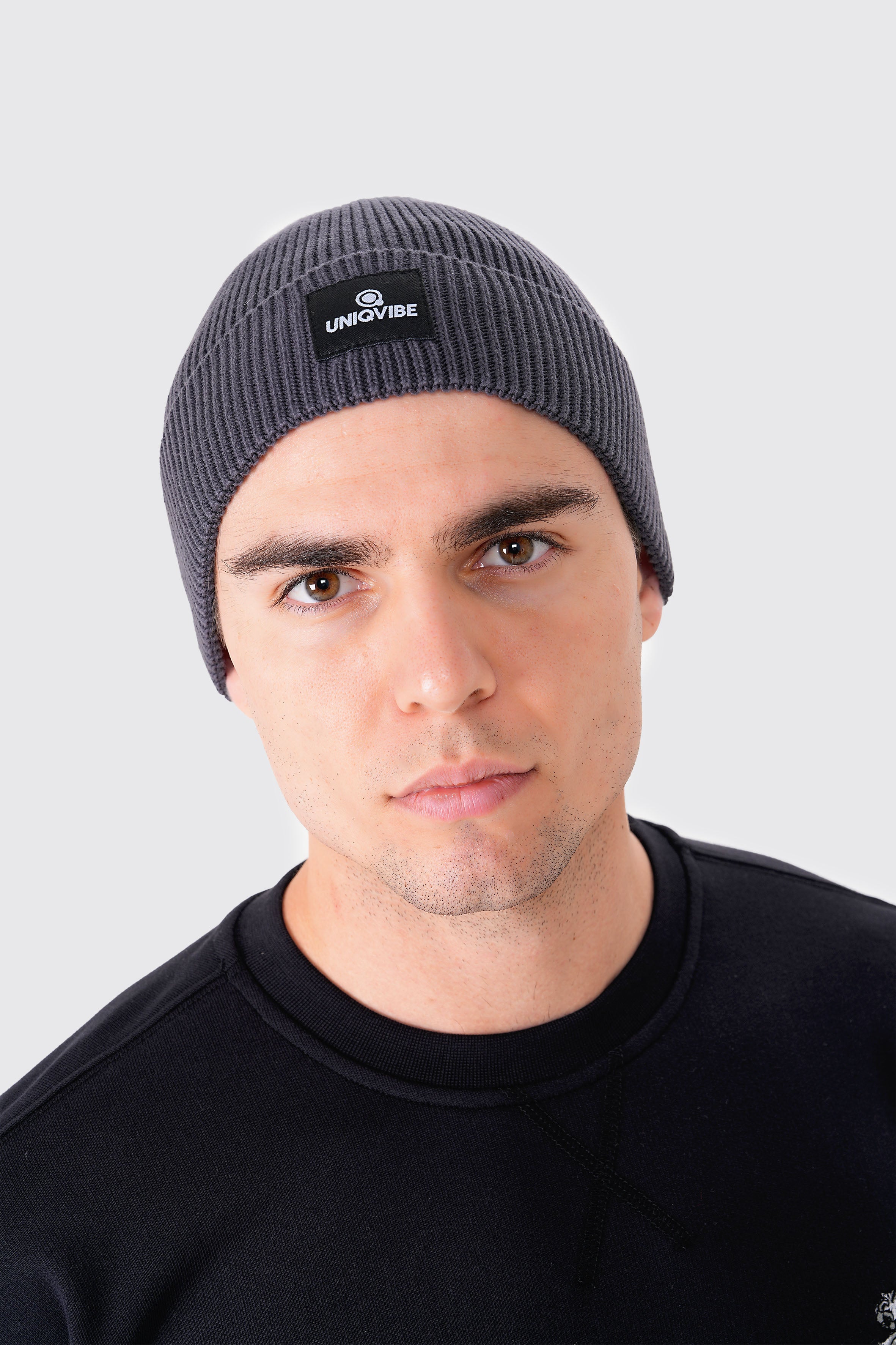 UNIQVIBE’nin %100 organik pamuktan üretilmiş unisex bereleri, kış stilinizi sürdürülebilir bir dokunuşla tamamlıyor. Pastel tonlardan koyu renklere kadar geniş bir renk yelpazesiyle, her tarza uygun seçenekler sunuyor. Çevre dostu üretim ve yumuşak dokusuyla bu bereyi keşfedin! #Renk_Antrasit