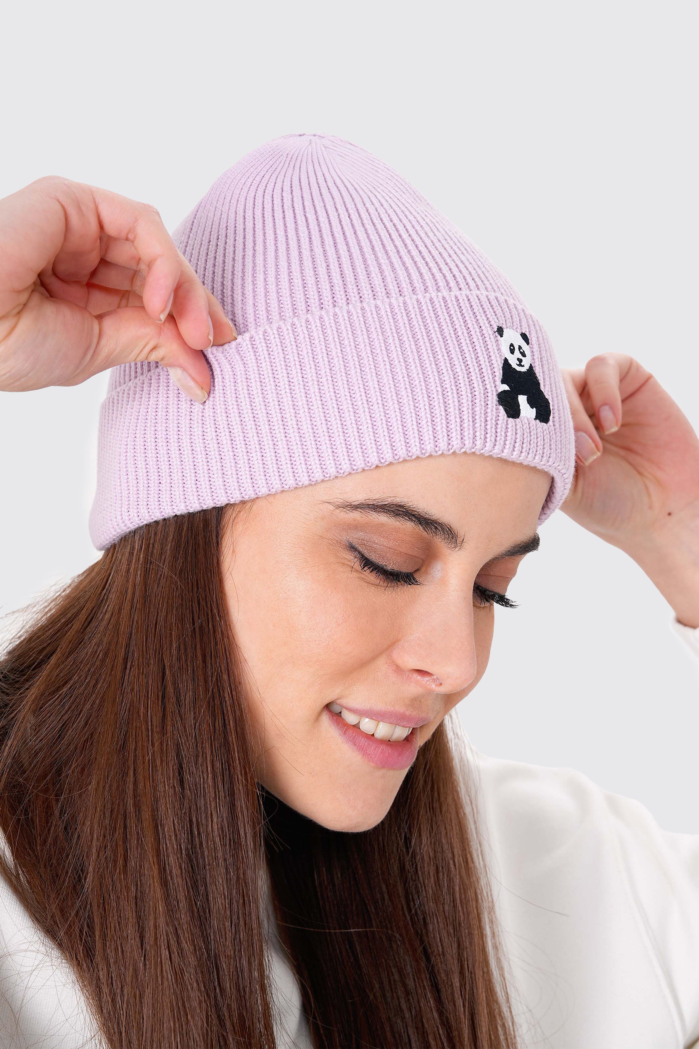 UNIQVIBE’nin %100 organik pamuktan üretilmiş unisex bereleri, kış stilinizi sürdürülebilir bir dokunuşla tamamlıyor. Pastel tonlardan koyu renklere kadar geniş bir renk yelpazesiyle, her tarza uygun seçenekler sunuyor. Çevre dostu üretim ve yumuşak dokusuyla bu bereyi keşfedin! #Renk_Pembe