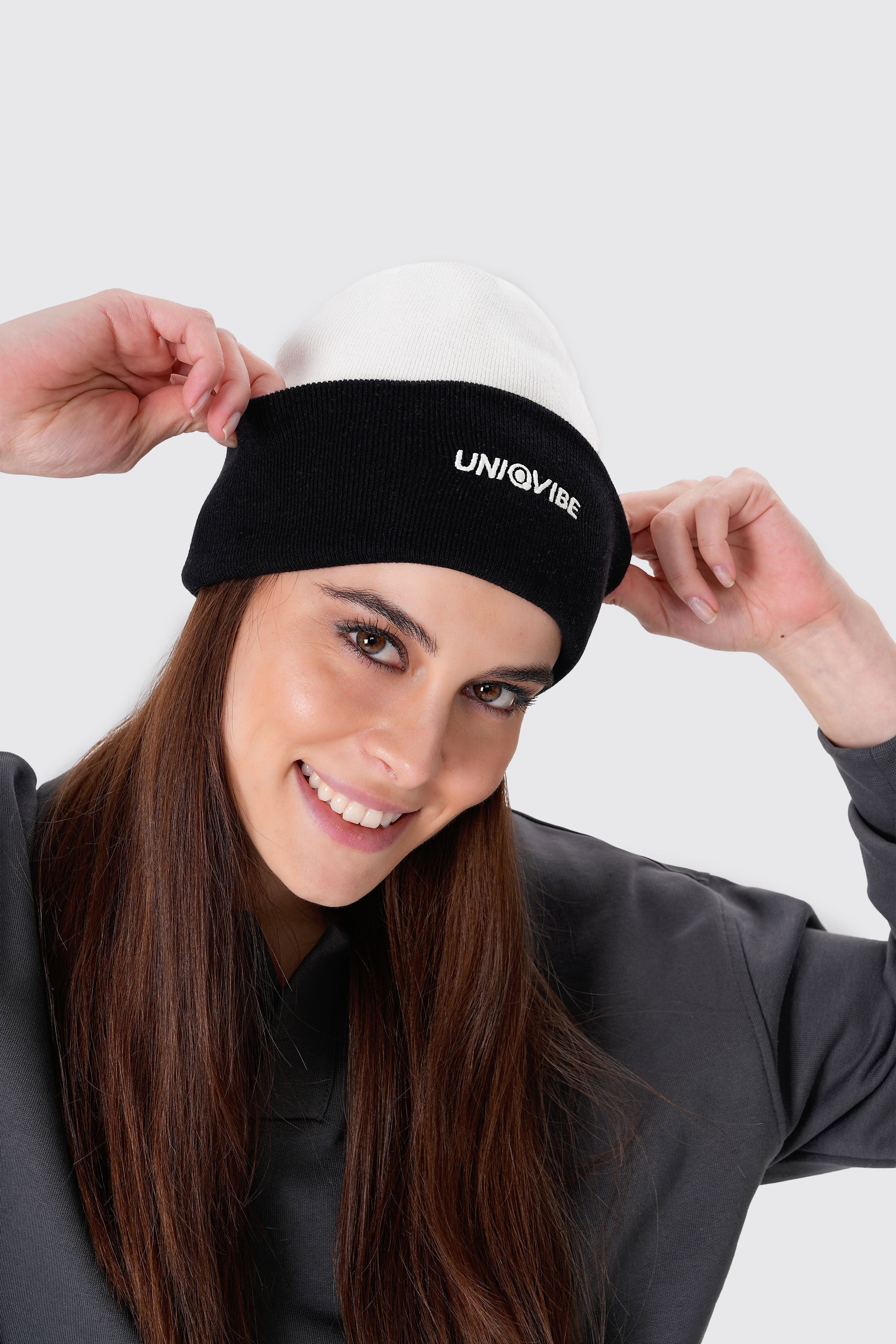 UNIQVIBE’nin %100 organik pamuktan üretilmiş unisex bereleri, kış stilinizi sürdürülebilir bir dokunuşla tamamlıyor. Pastel tonlardan koyu renklere kadar geniş bir renk yelpazesiyle, her tarza uygun seçenekler sunuyor. Çevre dostu üretim ve yumuşak dokusuyla bu bereyi keşfedin! #Renk_Siyah