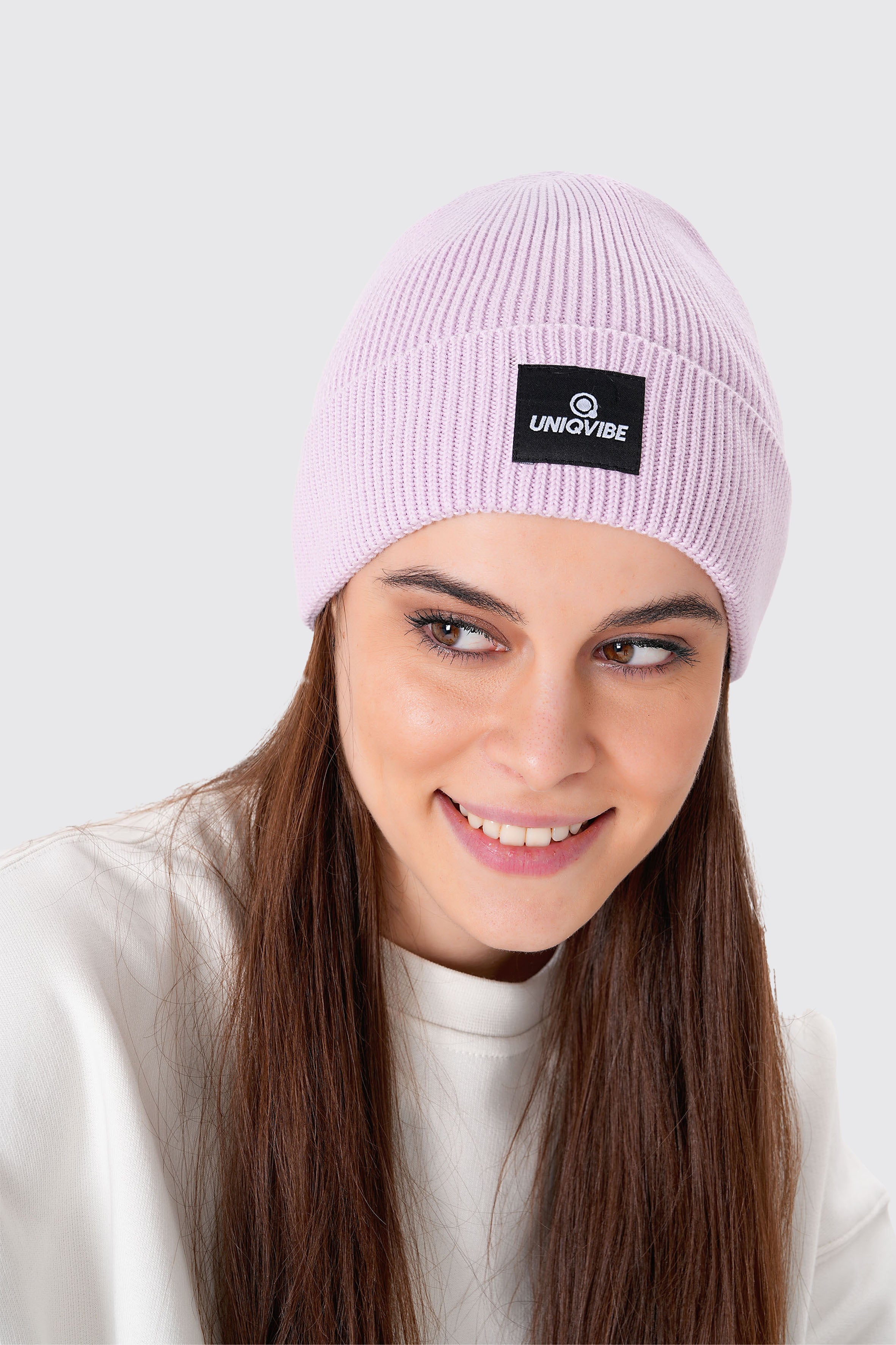 UNIQVIBE’nin %100 organik pamuktan üretilmiş unisex bereleri, kış stilinizi sürdürülebilir bir dokunuşla tamamlıyor. Pastel tonlardan koyu renklere kadar geniş bir renk yelpazesiyle, her tarza uygun seçenekler sunuyor. Çevre dostu üretim ve yumuşak dokusuyla bu bereyi keşfedin! #Renk_Pembe