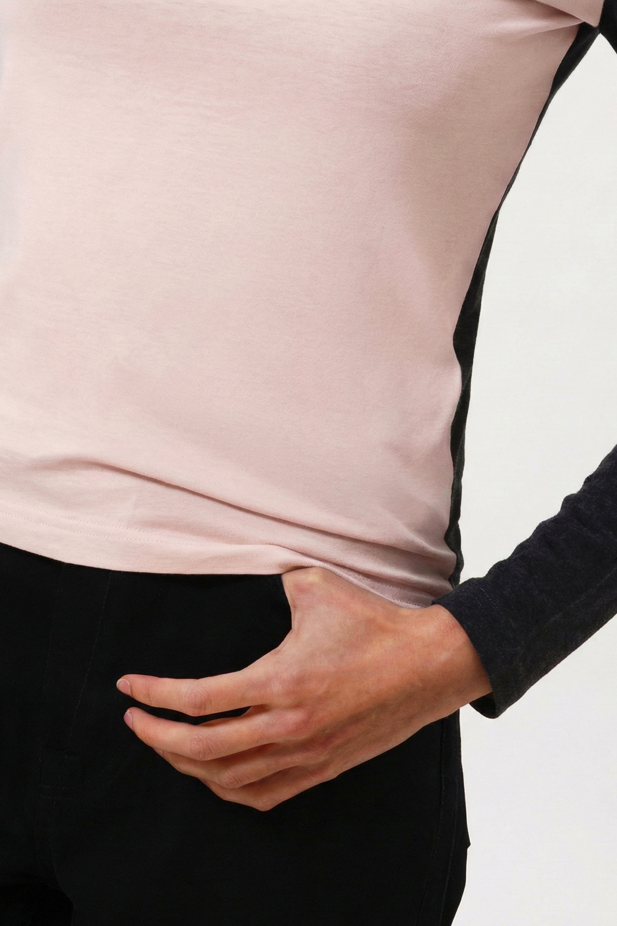 %100 organik pamuktan üretilmiş, rahat kalıplı, uzun kollu kadın tişört – cilt dostu ve nefes alabilen doğal kumaşlı kontrast bluz.