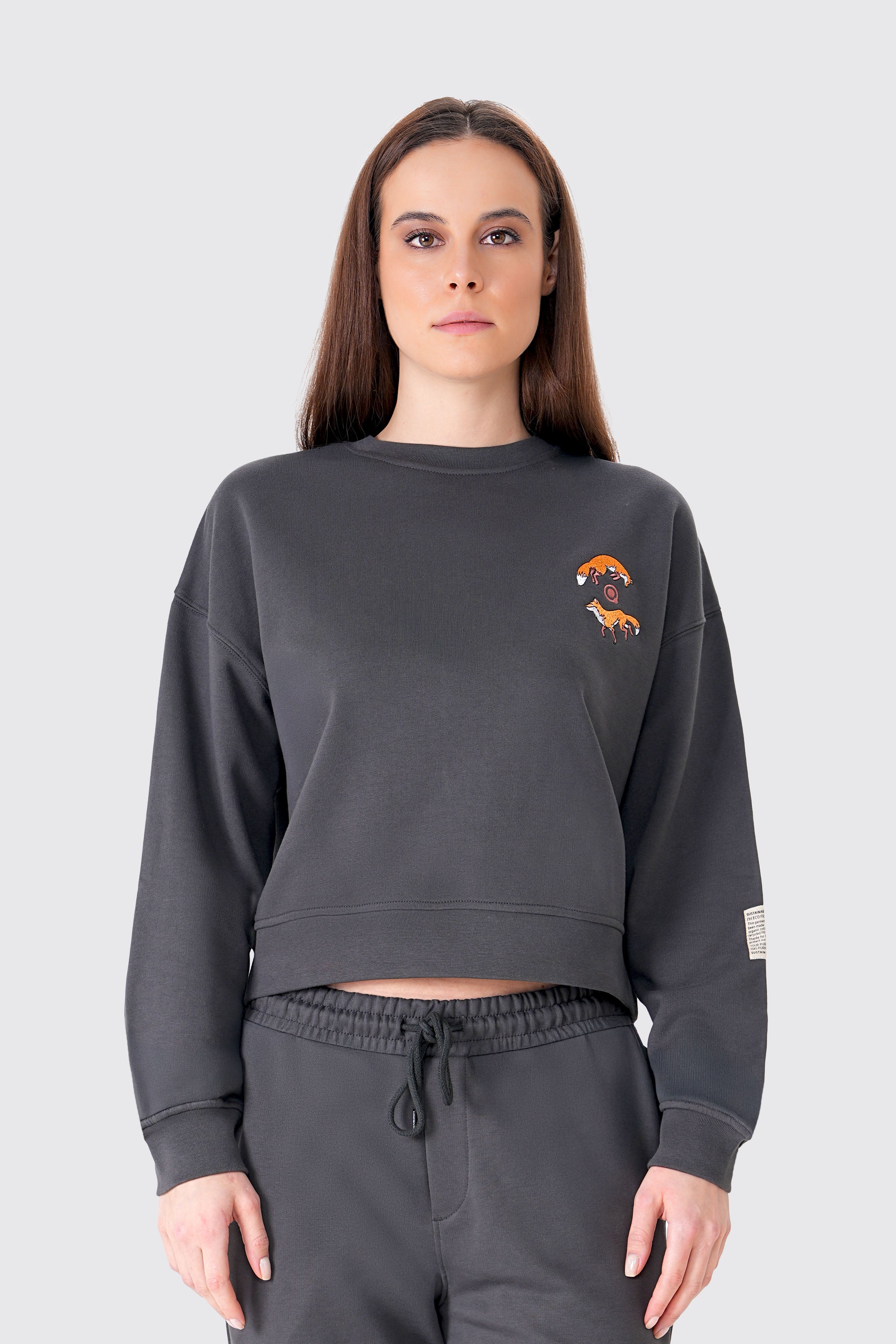 Tilki Nakışlı Crop Organik Pamuklu Sweatshirt, organik pamuklu yapısıyla hem çevre dostu hem de konforlu bir seçenek. Üzerindeki tilki nakışı detayıyla şıklığı öne çıkaran bu crop sweatshirt, günlük kombinlerinize modern bir dokunuş katıyor. Rahat kesimi ve minimalist tasarımıyla hem spor hem de günlük kullanım için ideal. UNIQVIBE ile tarzınızı tamamlayın!