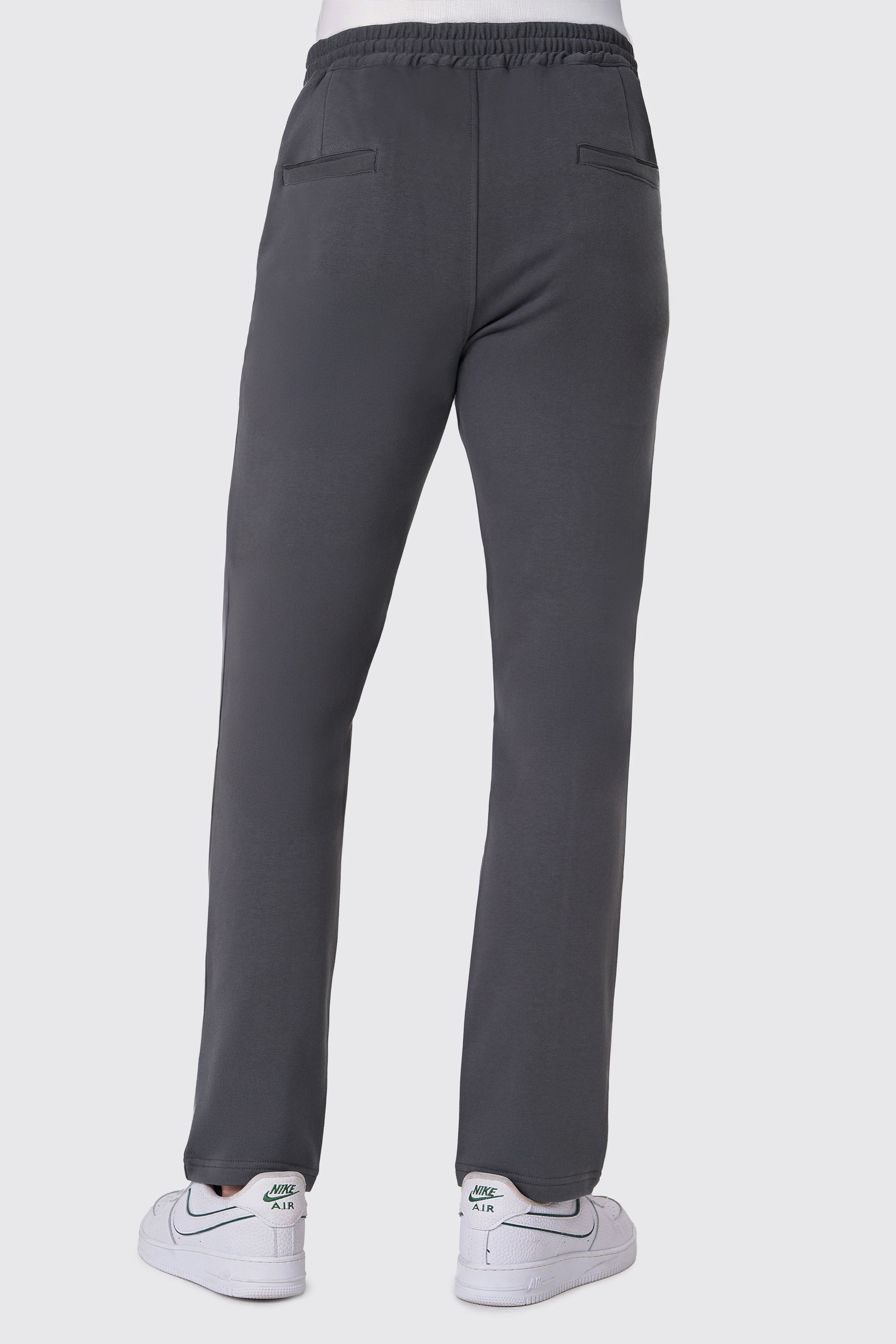 %100 organik pamuktan üretilen antrasit sweatpant, doğa dostu ve nefes alabilen yapısıyla gün boyu konfor sunar. Yumuşak dokusu ve rahat kesimiyle hem şehirde hem de evde tarzını tamamlar. Sürdürülebilir moda anlayışıyla tasarlanan bu sweatpant, zamansız şıklık ve maksimum rahatlık arayanlar için ideal seçim.