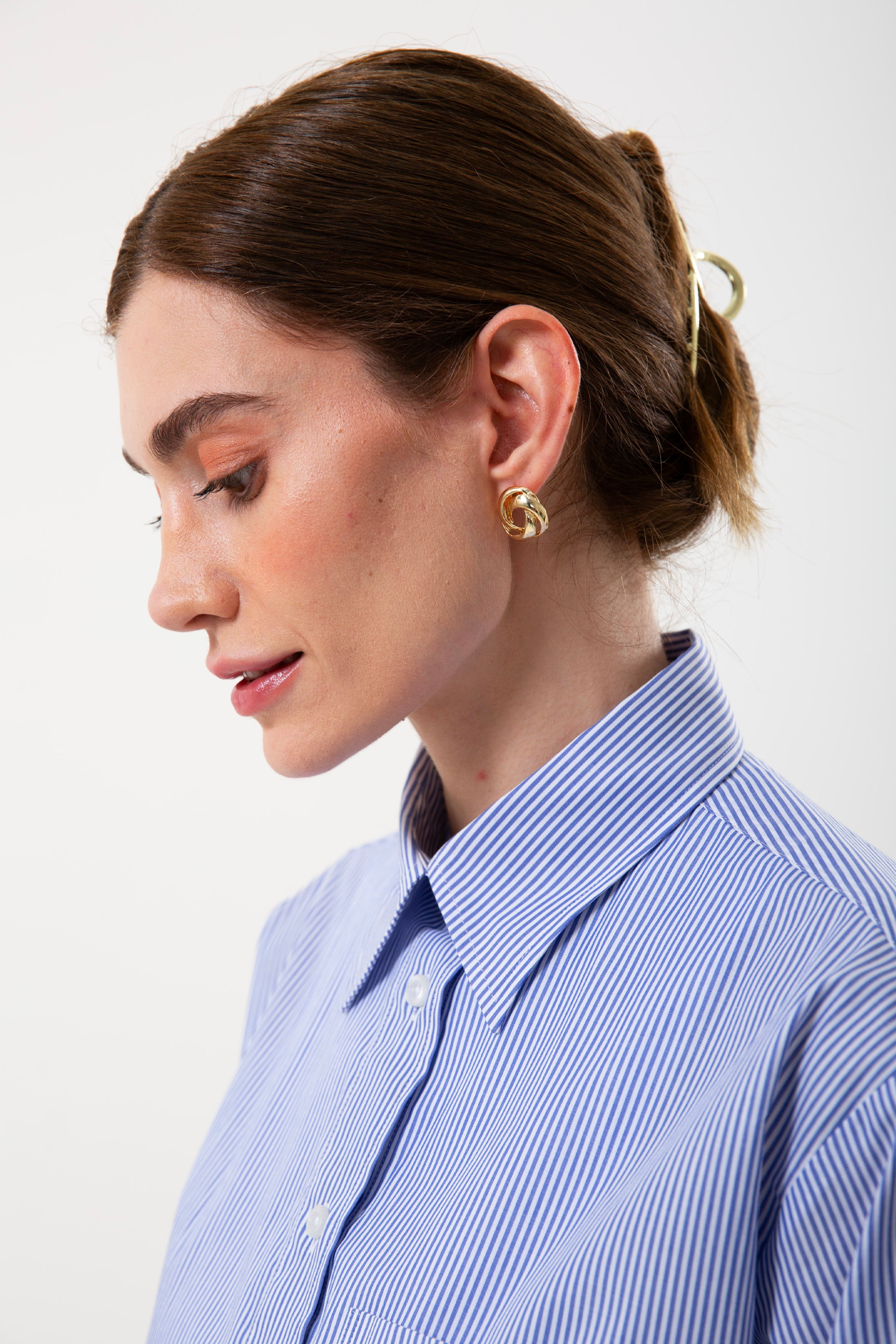 Mavi çizgili %100 pamuk kadın gömlek; uzun kollu, bol kesim ve nefes alan doğal kumaşıyla günlük kullanım için idealdir. Rahat kalıbı ve şık çizgili deseniyle hem ofis stiline hem de özel gün kombinlerine uyum sağlar.