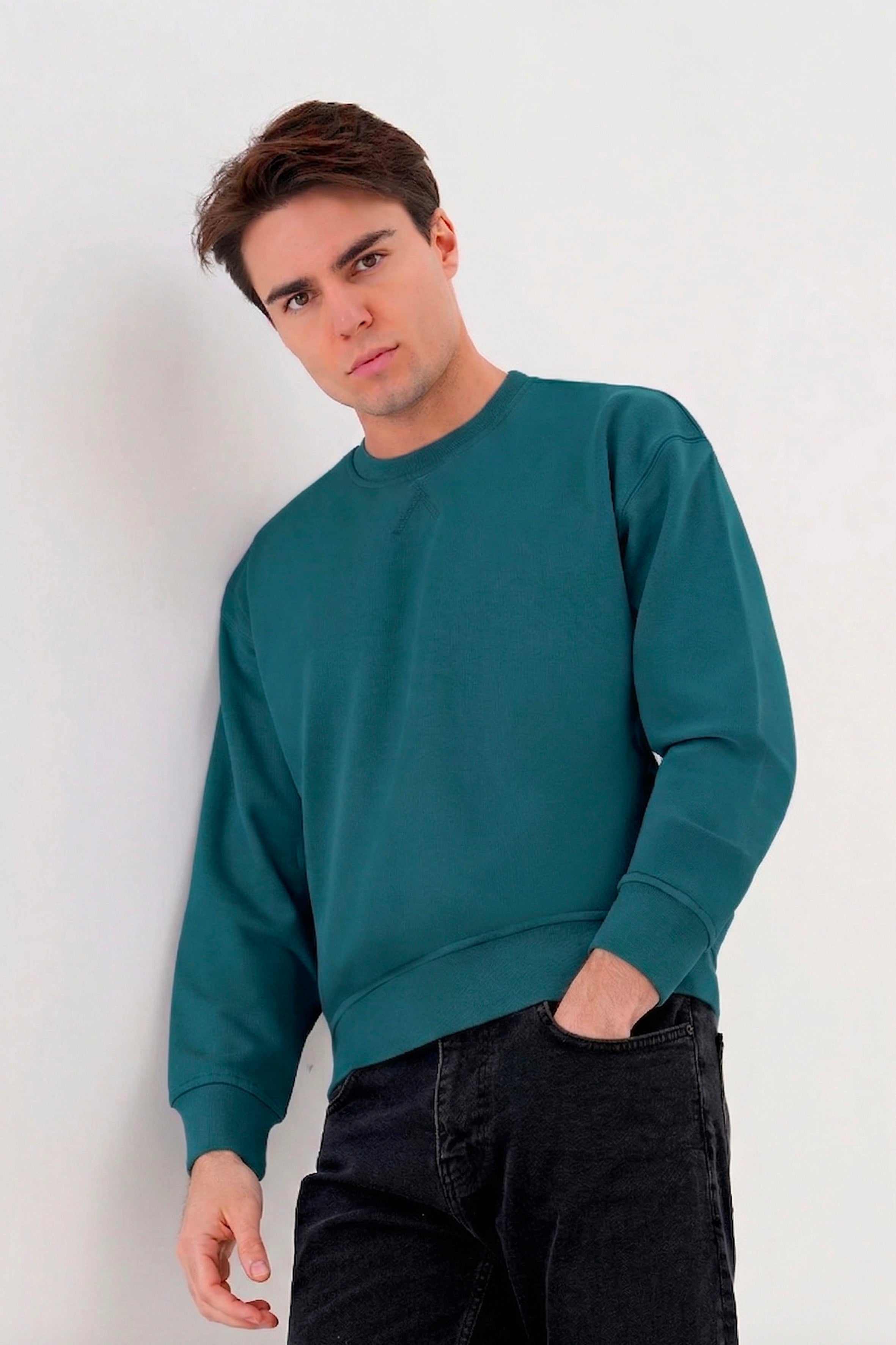 Pamuklu dokusuyla rahat bir kullanım sunan erkek regular sweatshirt, sade çizgisi ve modern kalıbıyla günlük stile kolayca uyum sağlar. Nefes alan yapısı sayesinde gün boyu konforlu bir his verirken, zamansız tasarımı hem spor hem şehir kombinlerinde pratik bir seçenek oluşturur. ‘Erkek regular sweatshirt’ ve ‘pamuklu sweatshirt erkek’ aramalarında öne çıkan kullanışlı ve şık bir modeldir.
