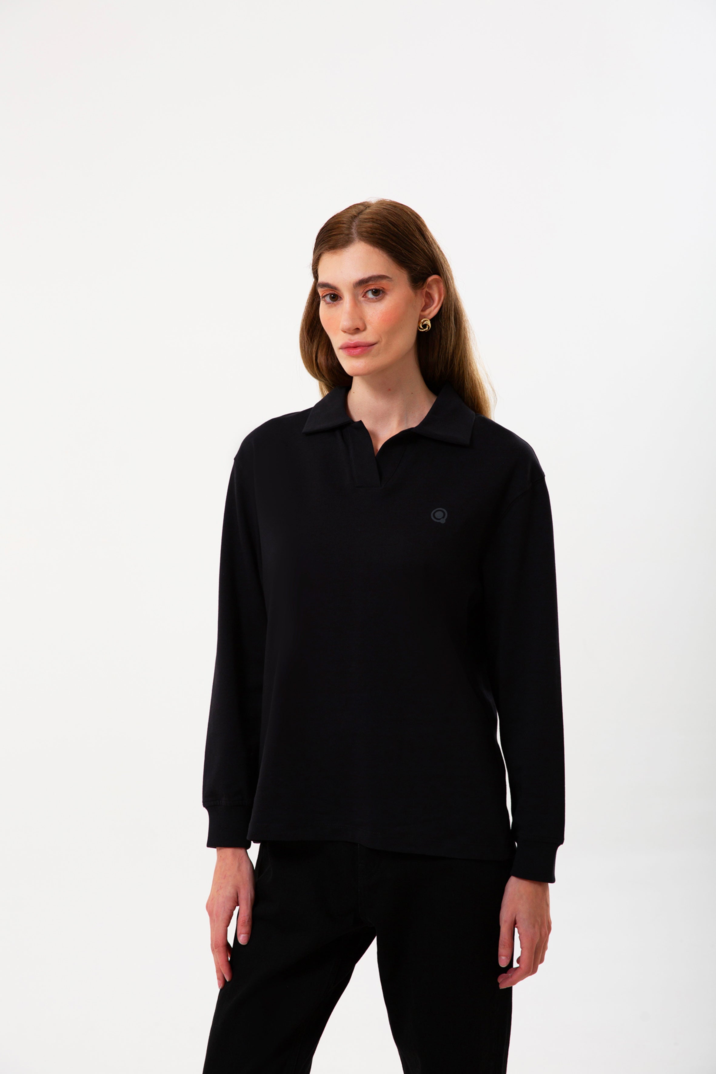 Polo Yaka %100 Organik Pamuk Siyah Kadın Uzun Kollu Tişört, şıklık ve konforu birleştirir. Çevre dostu organik pamuktan üretilen bu tişört, yumuşak dokusu ve polo yaka detayıyla her tarza uyum sağlar. Uzun kollu tasarımı ve siyah rengiyle hem günlük hem de şık kombinasyonlar için ideal!