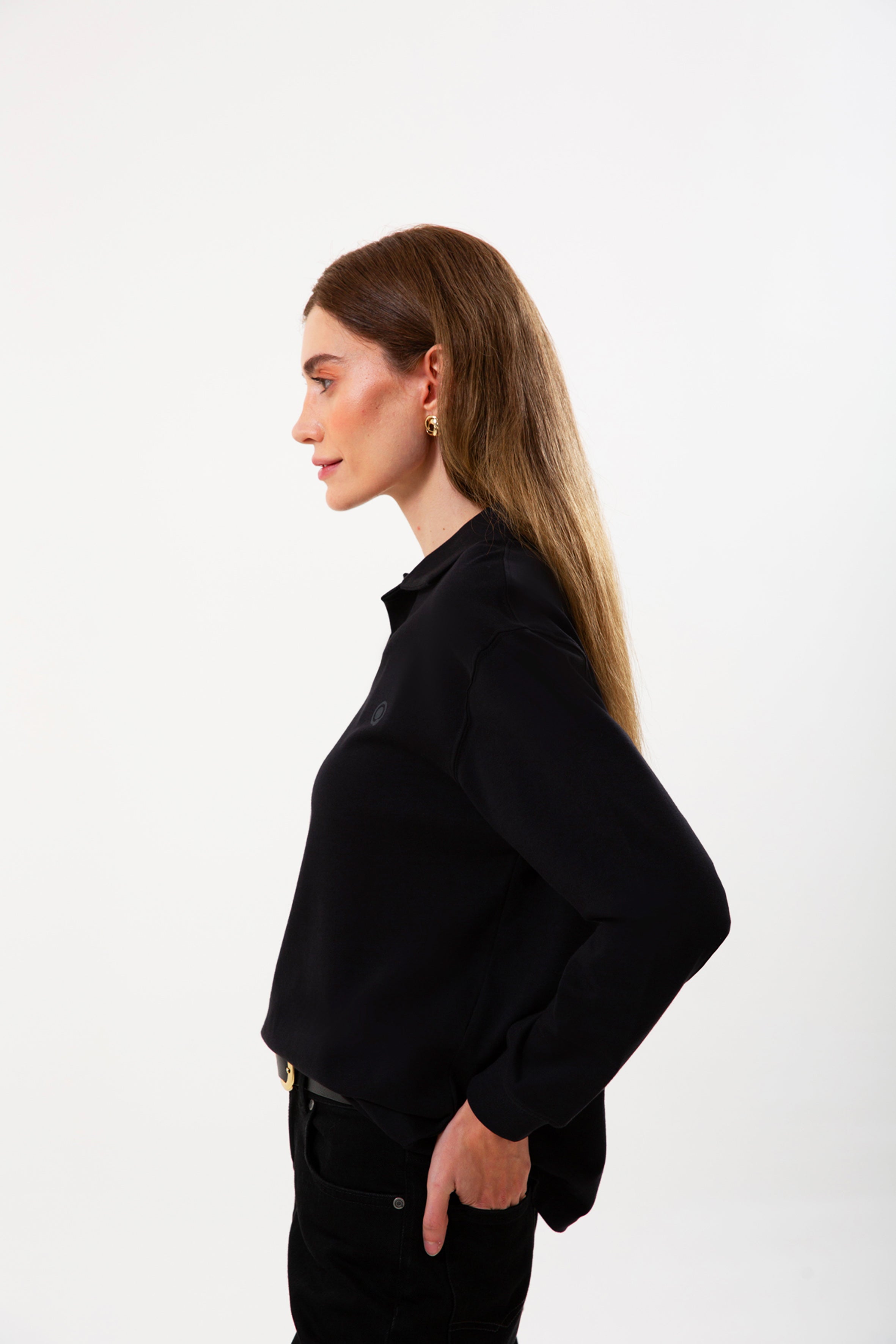 Polo Yaka %100 Organik Pamuk Siyah Kadın Uzun Kollu Tişört, şıklık ve konforu birleştirir. Çevre dostu organik pamuktan üretilen bu tişört, yumuşak dokusu ve polo yaka detayıyla her tarza uyum sağlar. Uzun kollu tasarımı ve siyah rengiyle hem günlük hem de şık kombinasyonlar için ideal!