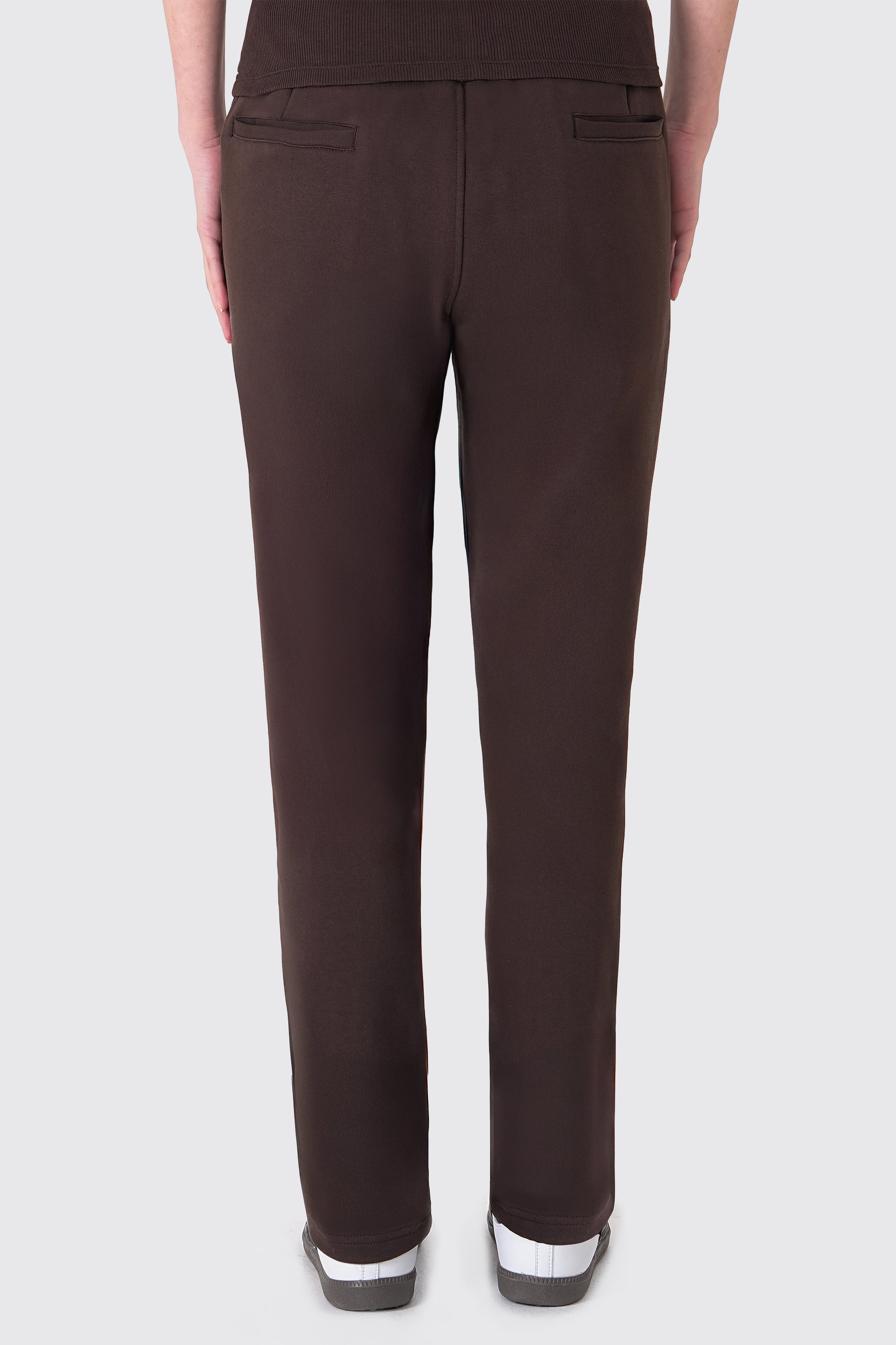Rahatlık, stil ve sürdürülebilirlik bir arada! %100 organik pamuktan üretilen kahverengi kadın sweatpant, yumuşak dokusuyla gün boyu konfor sağlarken, modern kesimiyle her kombine uyum sağlar. Hem evde hem dışarıda özgürce hareket etmen için tasarlandı.