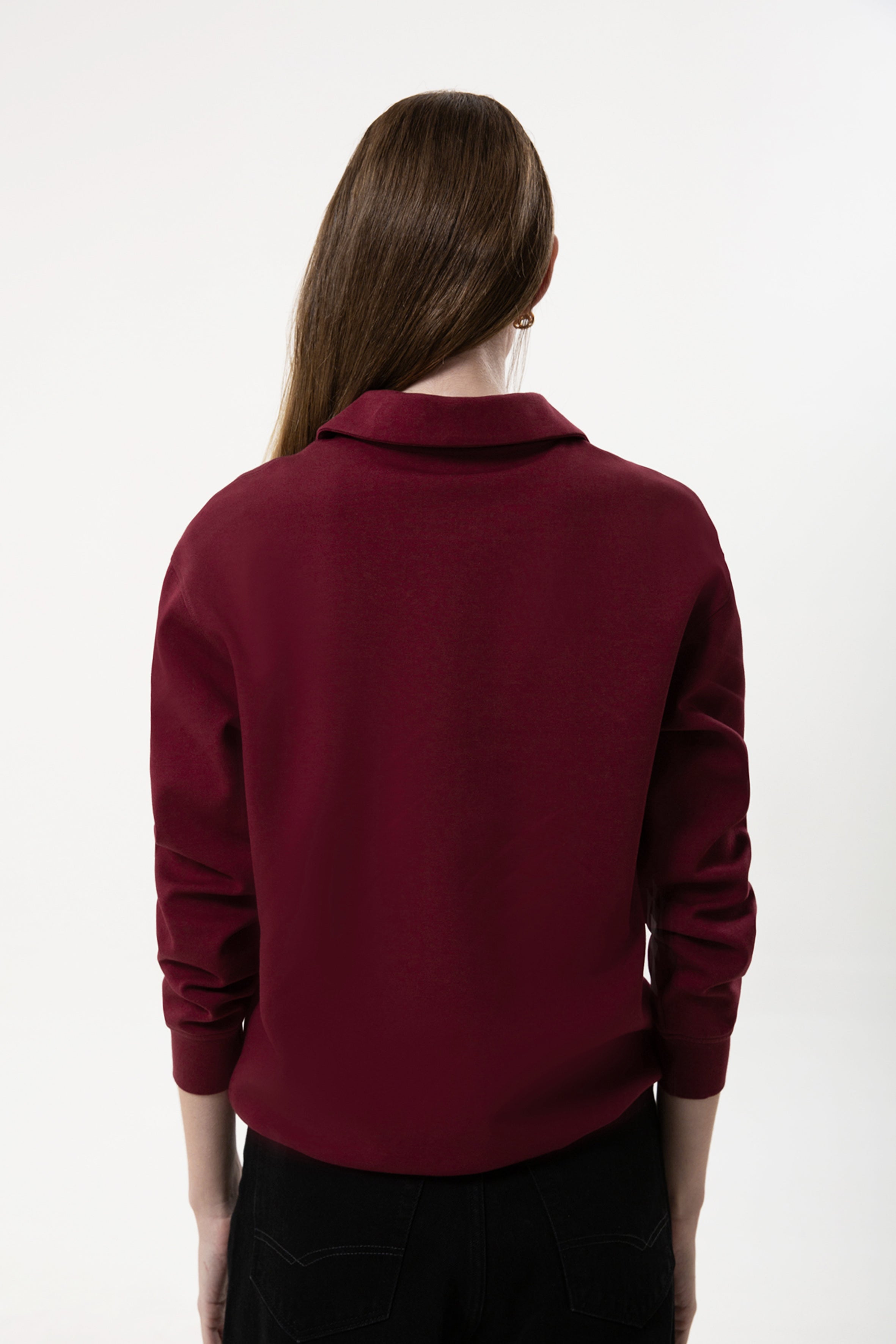 Organik pamuklu dokusu ve polo yaka formuyla modern bir sweatshirt görünümü sunar. Bordo tonunun net ifadesi, oversize kalıpla birleşerek gün boyu doğal ve geniş bir rahatlık sağlar. Yumuşak yüzeyi, nefes alan yapısı ve minimal detaylarıyla her gün giyilmeye uygun, zamansız bir parça.