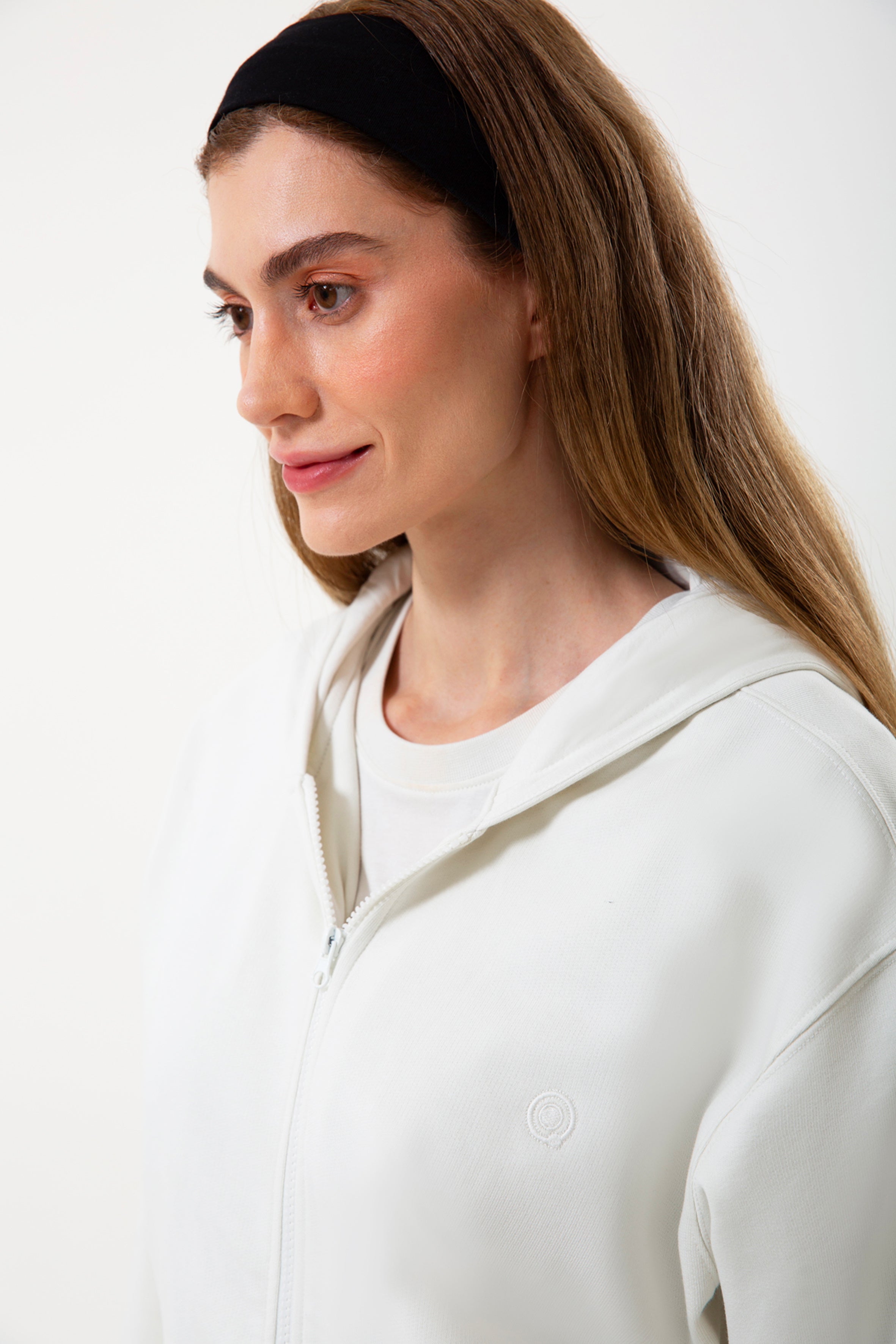 Günlük stile zahmetsiz bir uyum sağlayan bu taş rengi kapüşonlu sweatshirt, yumuşak dokusu ve rahat kesimiyle her mevsimde konfor sunar. Minimal çizgilere sahip regular fit formu, şehir hayatından ev rahatlığına kadar her ortamda doğal bir şıklık yaratır.
Fermuarlı tasarımı sayesinde katmanlı kombinlere kolayca uyum sağlayan bu kadın sweatshirt; nefes alan yapısı, sade görünümü ve işlevsel kapüşonuyla gün boyu sıcak ve konforlu bir kullanım sunar.