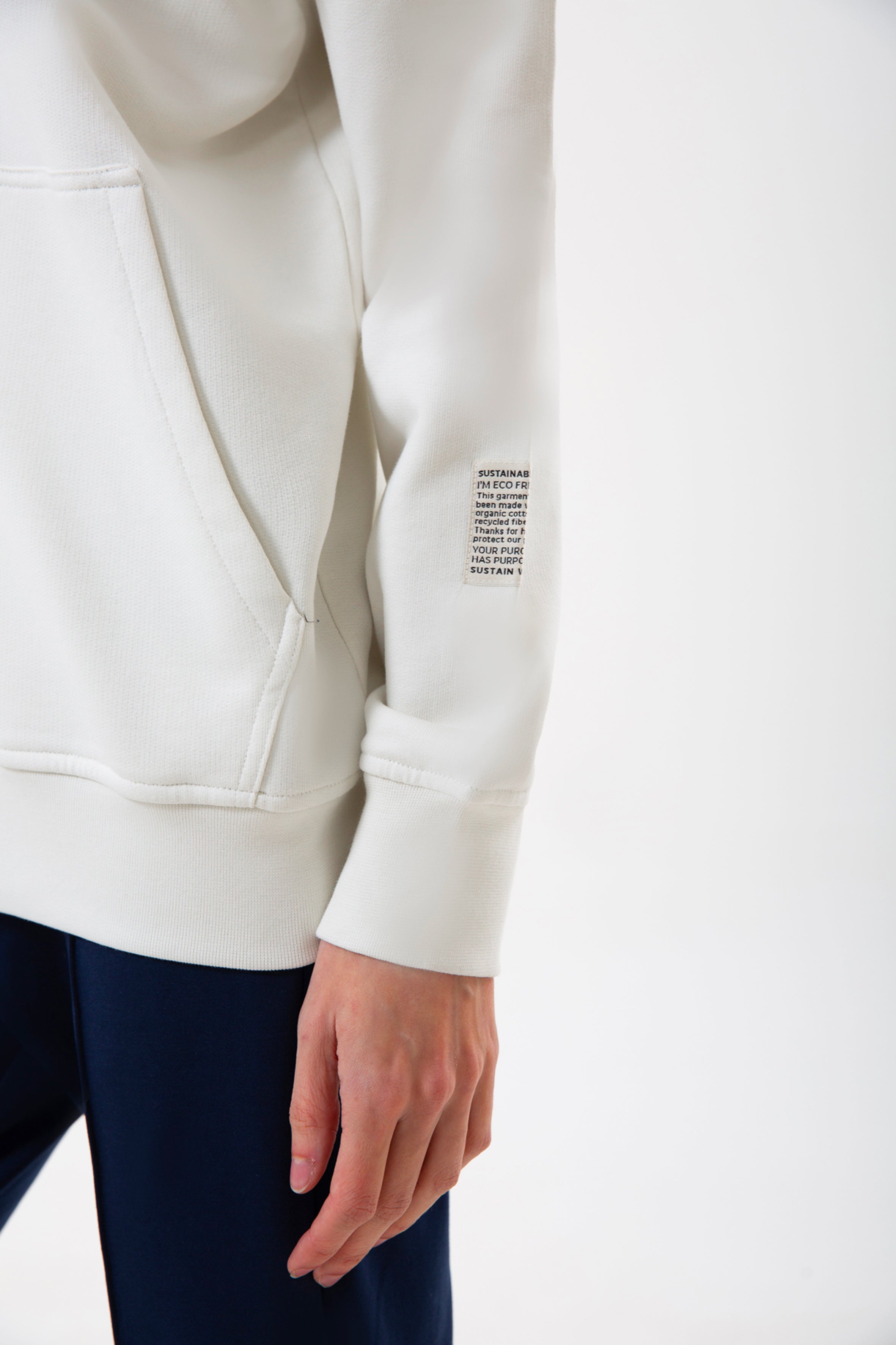 Günlük stile zahmetsiz bir uyum sağlayan bu taş rengi kapüşonlu sweatshirt, yumuşak dokusu ve rahat kesimiyle her mevsimde konfor sunar. Minimal çizgilere sahip regular fit formu, şehir hayatından ev rahatlığına kadar her ortamda doğal bir şıklık yaratır.
Fermuarlı tasarımı sayesinde katmanlı kombinlere kolayca uyum sağlayan bu kadın sweatshirt; nefes alan yapısı, sade görünümü ve işlevsel kapüşonuyla gün boyu sıcak ve konforlu bir kullanım sunar.