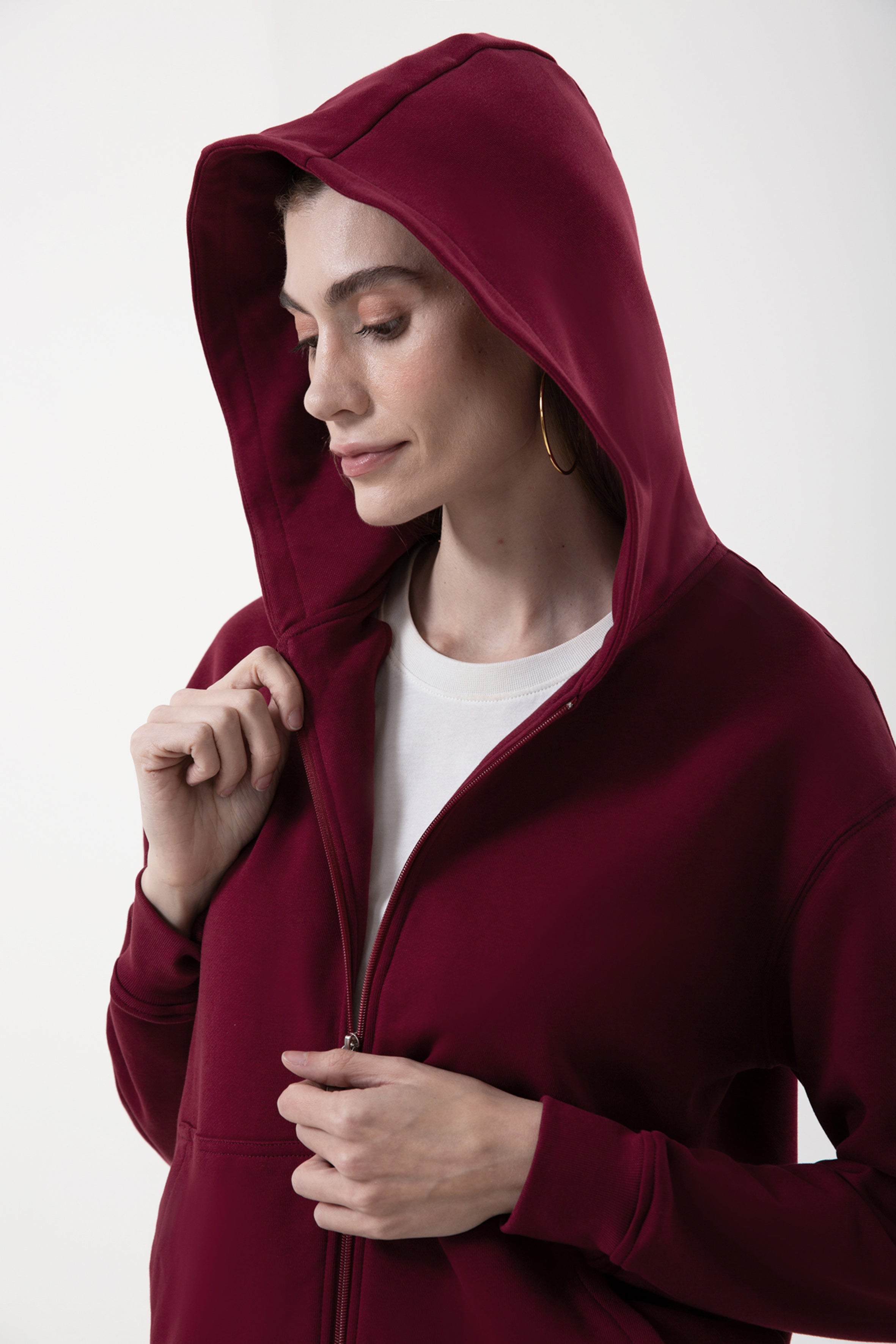 Günlük stile zahmetsiz bir uyum sağlayan bu taş rengi kapüşonlu sweatshirt, yumuşak dokusu ve rahat kesimiyle her mevsimde konfor sunar. Minimal çizgilere sahip regular fit formu, şehir hayatından ev rahatlığına kadar her ortamda doğal bir şıklık yaratır.
Fermuarlı tasarımı sayesinde katmanlı kombinlere kolayca uyum sağlayan bu kadın sweatshirt; nefes alan yapısı, sade görünümü ve işlevsel kapüşonuyla gün boyu sıcak ve konforlu bir kullanım sunar.