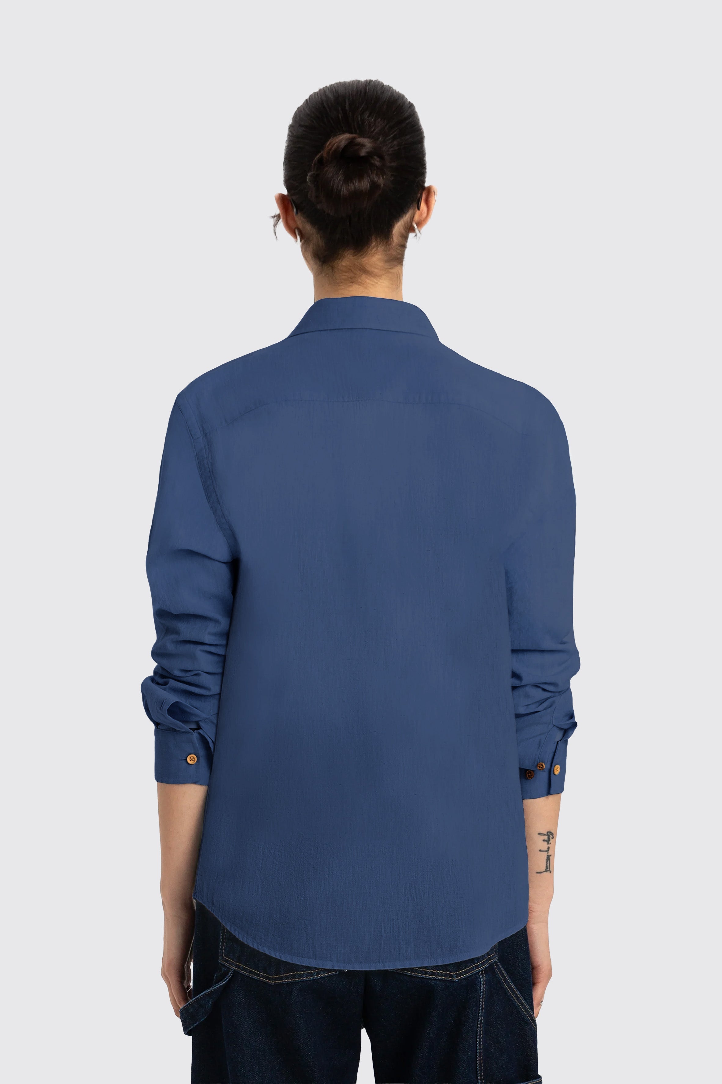 UNIQVIBE lacivert kadın keten gömlek, uzun kollu, düğmeli yaka detaylı, keten kumaştan üretilmiş şık ve modern bir tasarım. #Renk_Lacivert