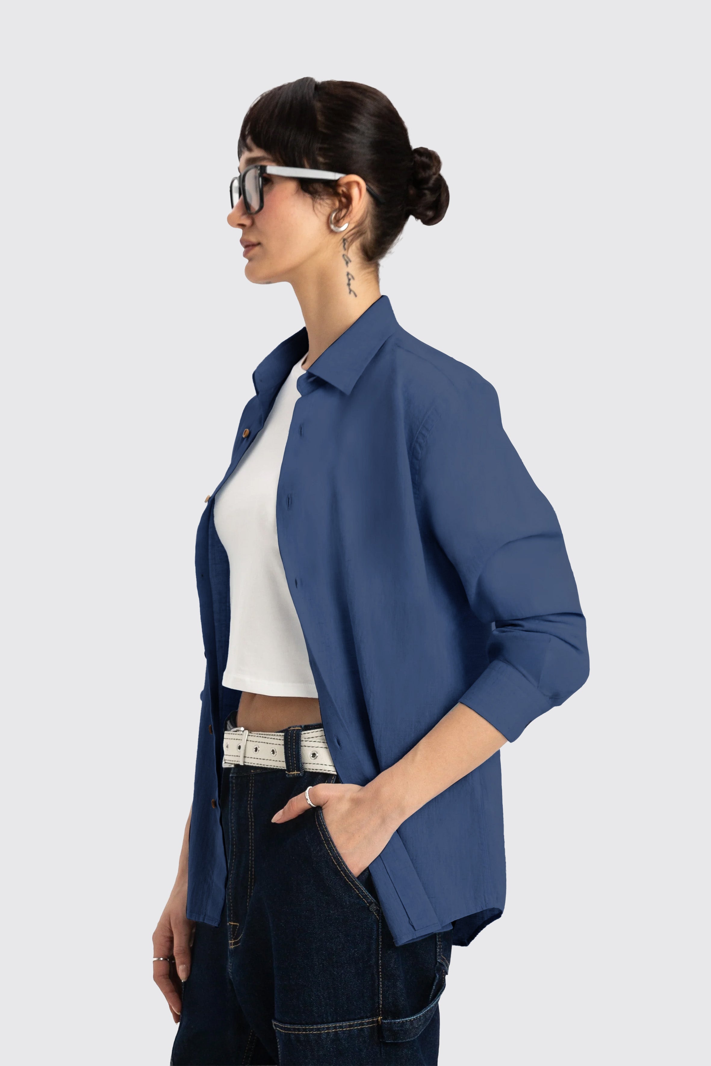 UNIQVIBE lacivert kadın keten gömlek, uzun kollu, düğmeli yaka detaylı, keten kumaştan üretilmiş şık ve modern bir tasarım. #Renk_Lacivert