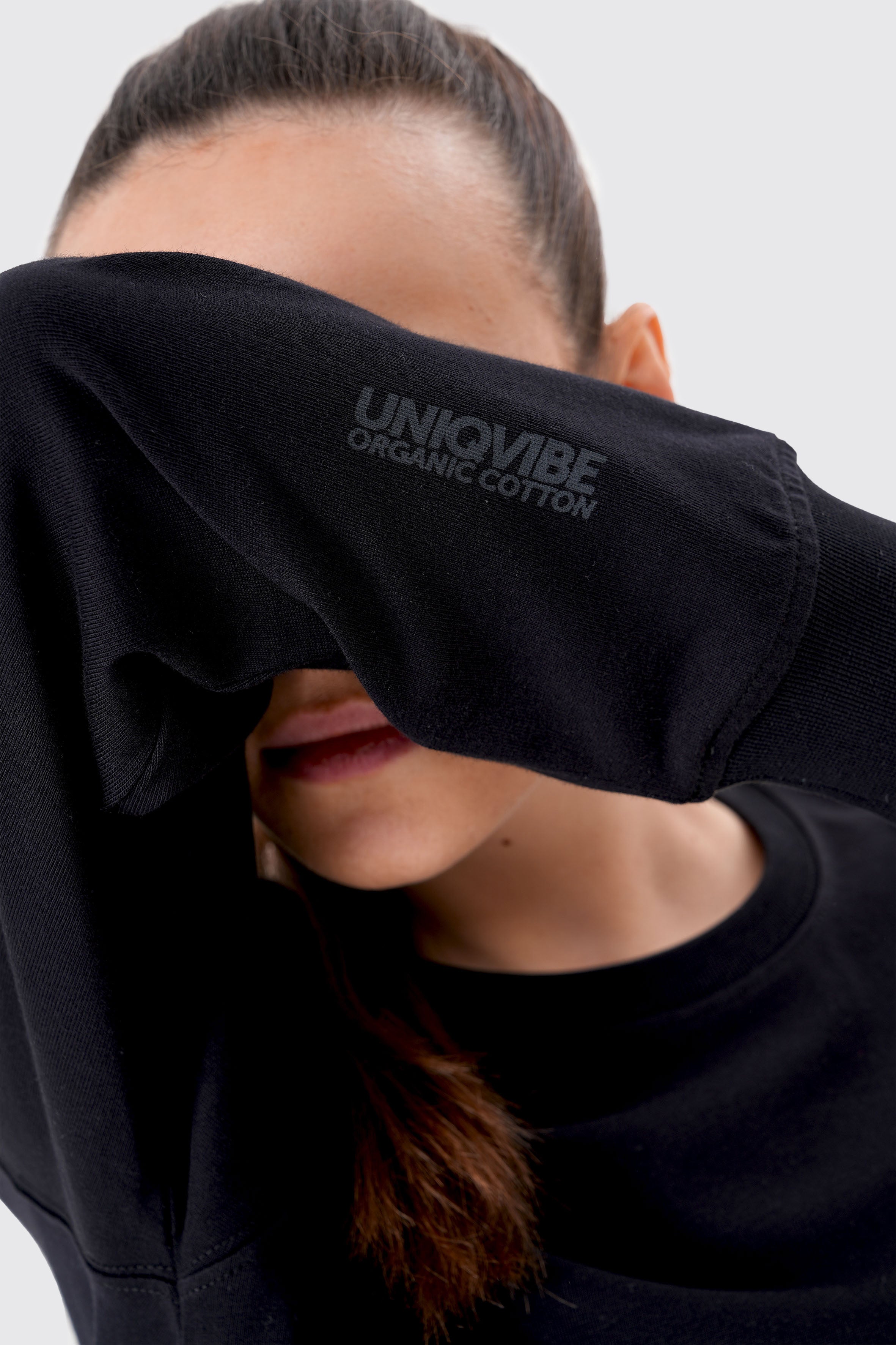 Regular %100 Organik Pamuk Siyah Kadın Uzun Kollu Tişört, şıklık ve konforu birleştirir. Çevre dostu organik pamuktan üretilen bu tişört, yumuşak dokusu ve yaka detayıyla her tarza uyum sağlar. Uzun kollu tasarımı ve siyah rengiyle hem günlük hem de şık kombinasyonlar için ideal!