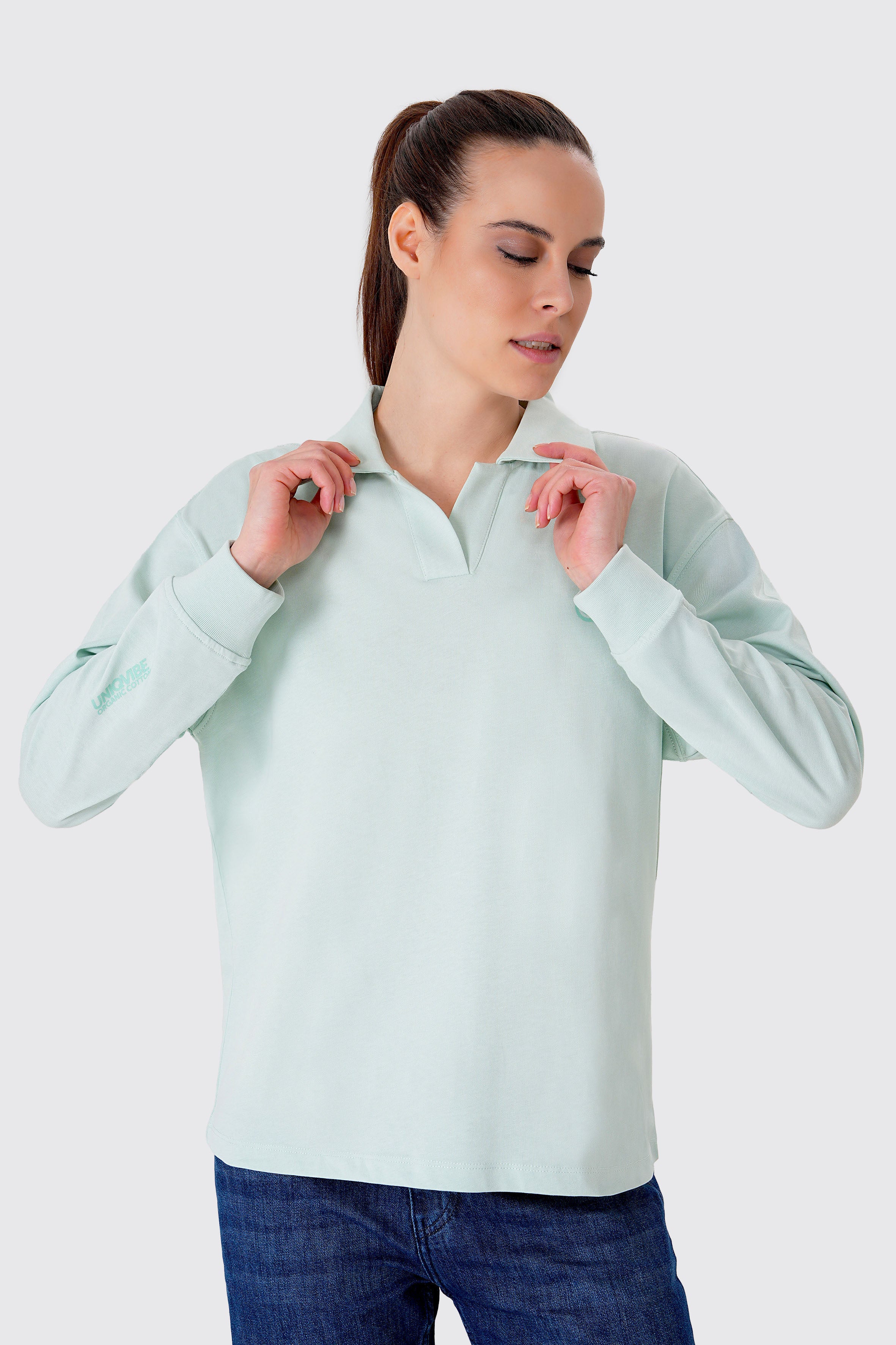 Polo Yaka %100 Organik Pamuk Su Yeşili Kadın Uzun Kollu Tişört, şıklık ve konforu birleştirir. Çevre dostu organik pamuktan üretilen bu tişört, yumuşak dokusu ve polo yaka detayıyla her tarza uyum sağlar. Uzun kollu tasarımı ve su yeşili rengiyle hem günlük hem de şık kombinasyonlar için ideal!