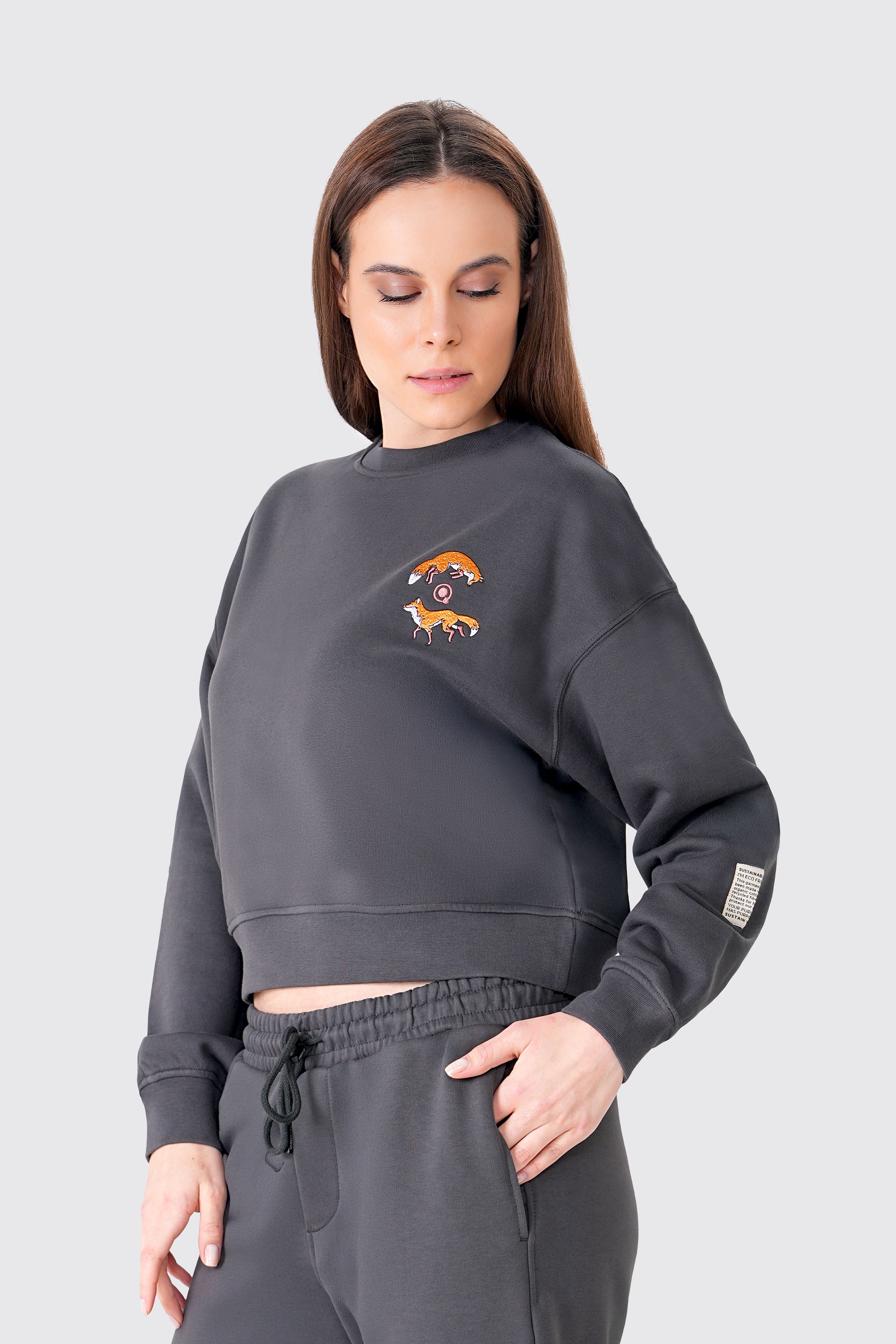 Tilki Nakışlı Crop Organik Pamuklu Sweatshirt, organik pamuklu yapısıyla hem çevre dostu hem de konforlu bir seçenek. Üzerindeki tilki nakışı detayıyla şıklığı öne çıkaran bu crop sweatshirt, günlük kombinlerinize modern bir dokunuş katıyor. Rahat kesimi ve minimalist tasarımıyla hem spor hem de günlük kullanım için ideal. UNIQVIBE ile tarzınızı tamamlayın!