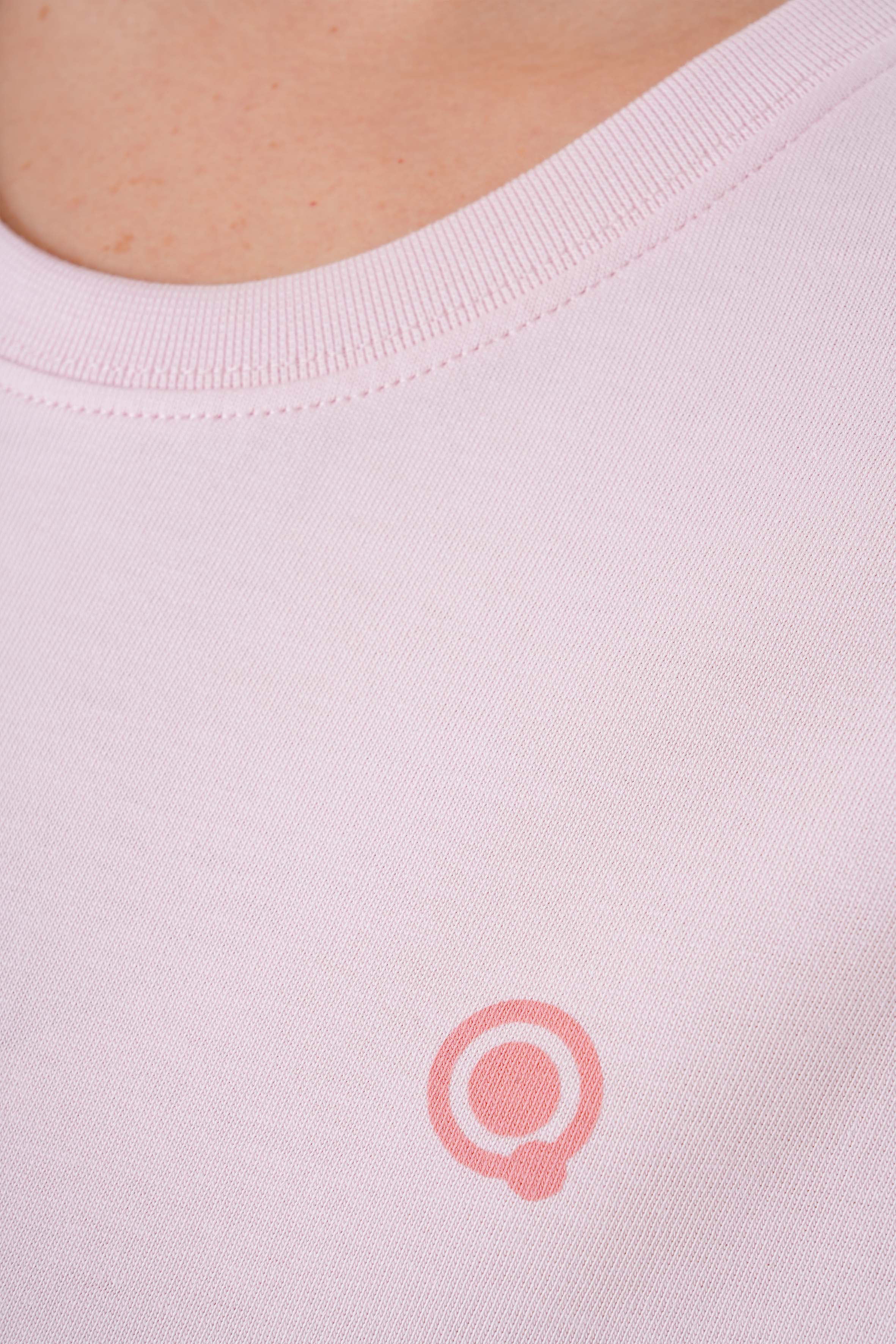 %100 Organik Pamuk Pembe Kadın Uzun Kollu Tişört, şıklık ve konforu birleştirir. Çevre dostu organik pamuktan üretilen bu tişört, yumuşak dokusu detayıyla her tarza uyum sağlar. Uzun kollu tasarımı ve pembe rengiyle hem günlük hem de şık kombinasyonlar için ideal!