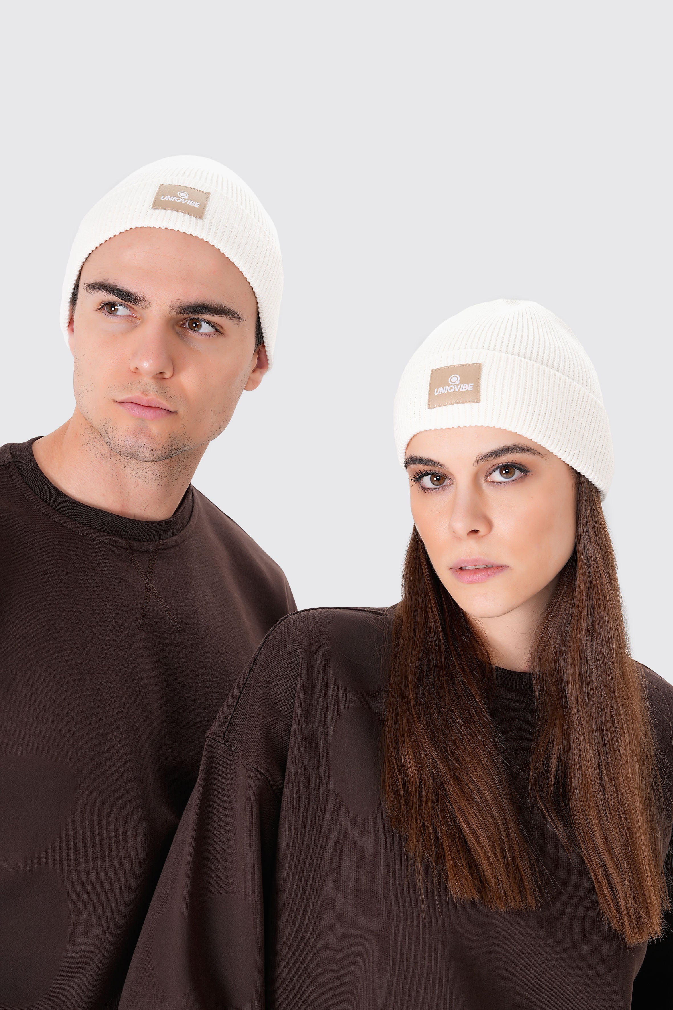 UNIQVIBE’nin %100 organik pamuktan üretilmiş unisex bereleri, kış stilinizi sürdürülebilir bir dokunuşla tamamlıyor. Pastel tonlardan koyu renklere kadar geniş bir renk yelpazesiyle, her tarza uygun seçenekler sunuyor. Çevre dostu üretim ve yumuşak dokusuyla bu bereyi keşfedin! #Renk_Bej