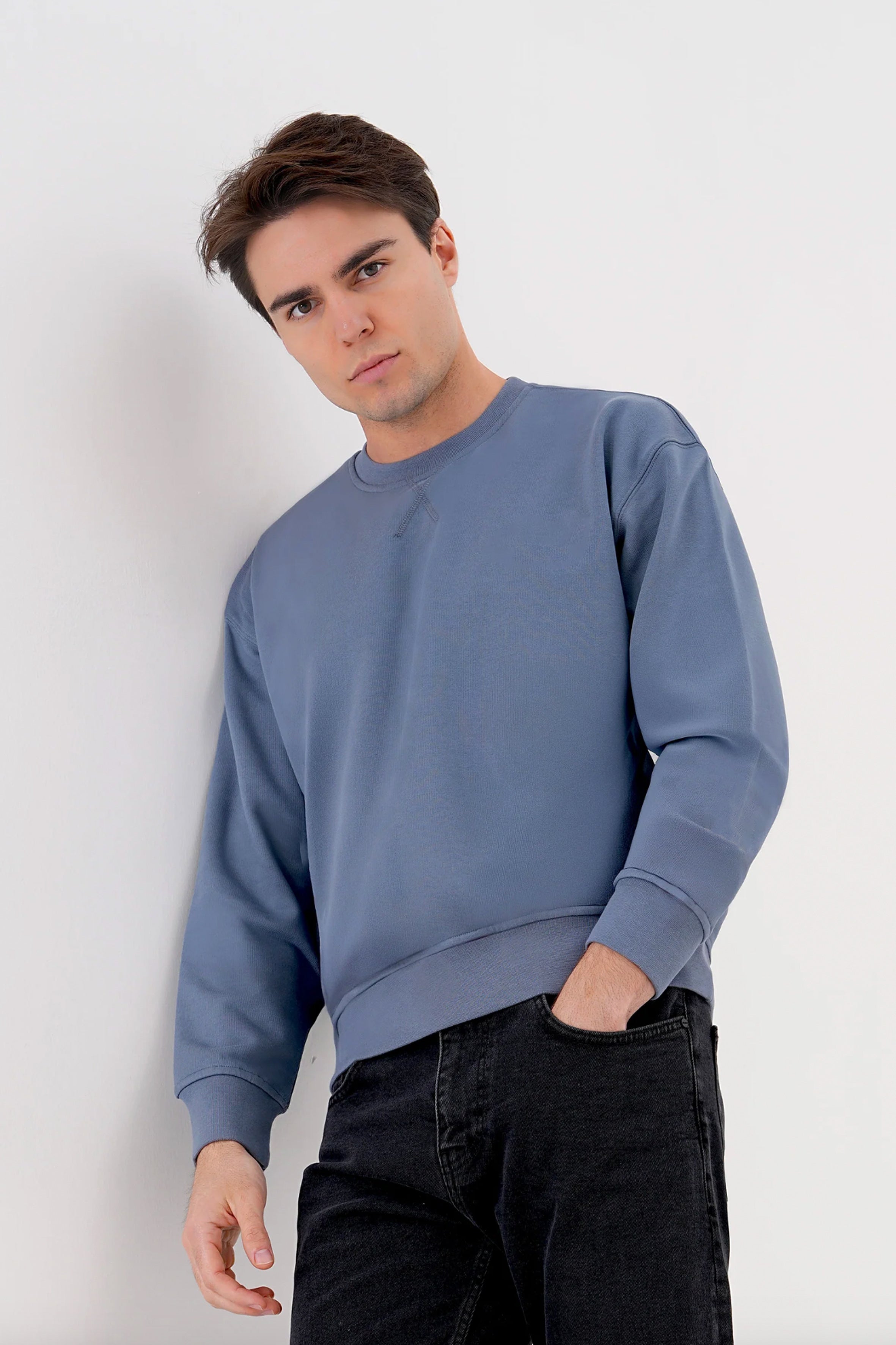 Pamuklu dokusuyla rahat bir kullanım sunan erkek regular sweatshirt, sade çizgisi ve modern kalıbıyla günlük stile kolayca uyum sağlar. Nefes alan yapısı sayesinde gün boyu konforlu bir his verirken, zamansız tasarımı hem spor hem şehir kombinlerinde pratik bir seçenek oluşturur. ‘Erkek regular sweatshirt’ ve ‘pamuklu sweatshirt erkek’ aramalarında öne çıkan kullanışlı ve şık bir modeldir.