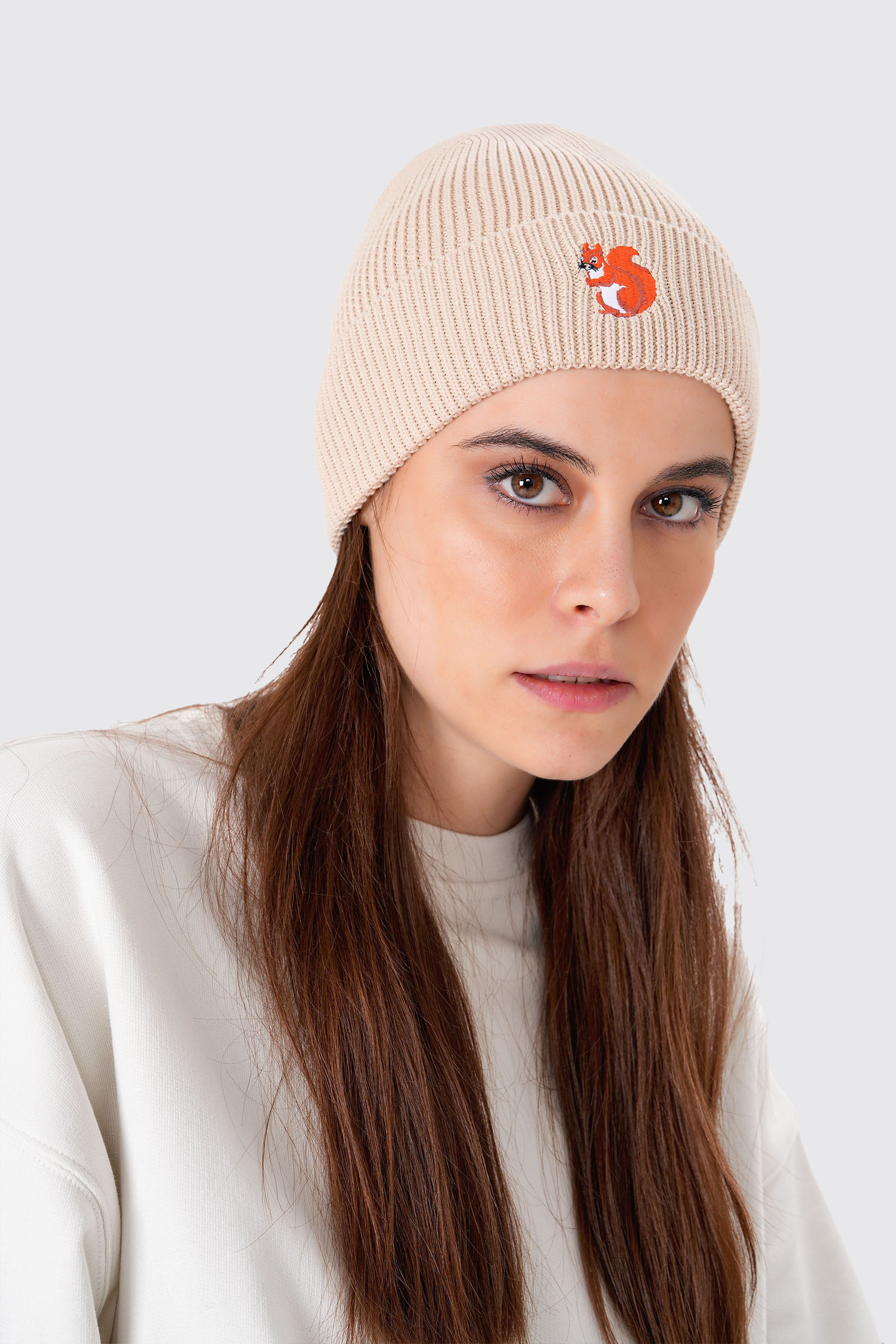 UNIQVIBE’nin %100 organik pamuktan üretilmiş unisex bereleri, kış stilinizi sürdürülebilir bir dokunuşla tamamlıyor. Pastel tonlardan koyu renklere kadar geniş bir renk yelpazesiyle, her tarza uygun seçenekler sunuyor. Çevre dostu üretim ve yumuşak dokusuyla bu bereyi keşfedin! #Renk_Bej