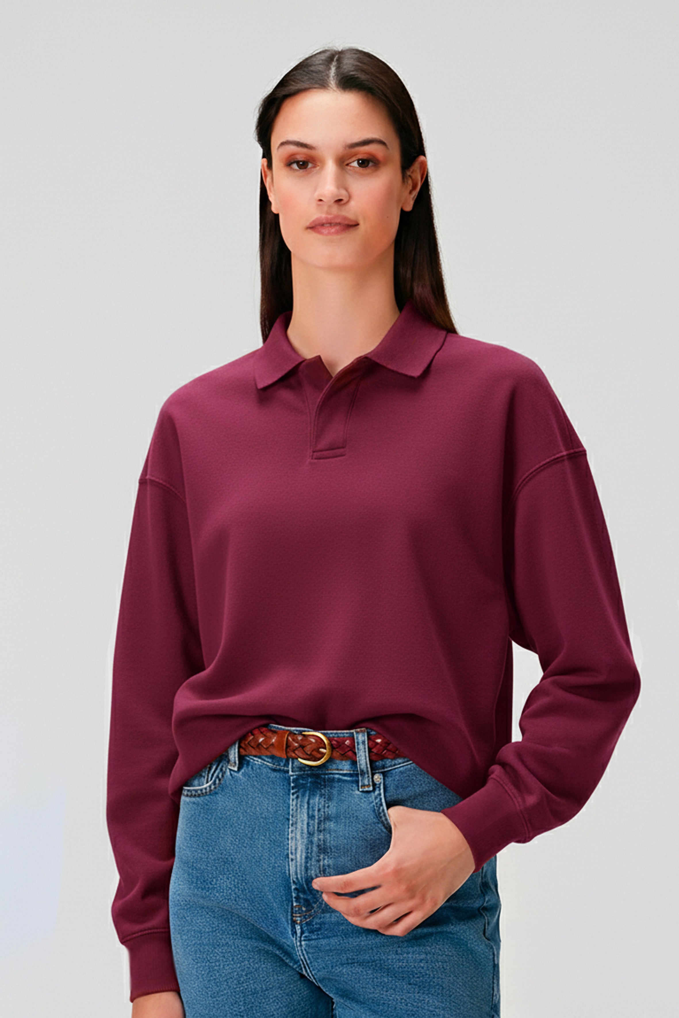 Organik pamuklu dokusu ve polo yaka formuyla modern bir sweatshirt görünümü sunar. Bordo tonunun net ifadesi, oversize kalıpla birleşerek gün boyu doğal ve geniş bir rahatlık sağlar. Yumuşak yüzeyi, nefes alan yapısı ve minimal detaylarıyla her gün giyilmeye uygun, zamansız bir parça.