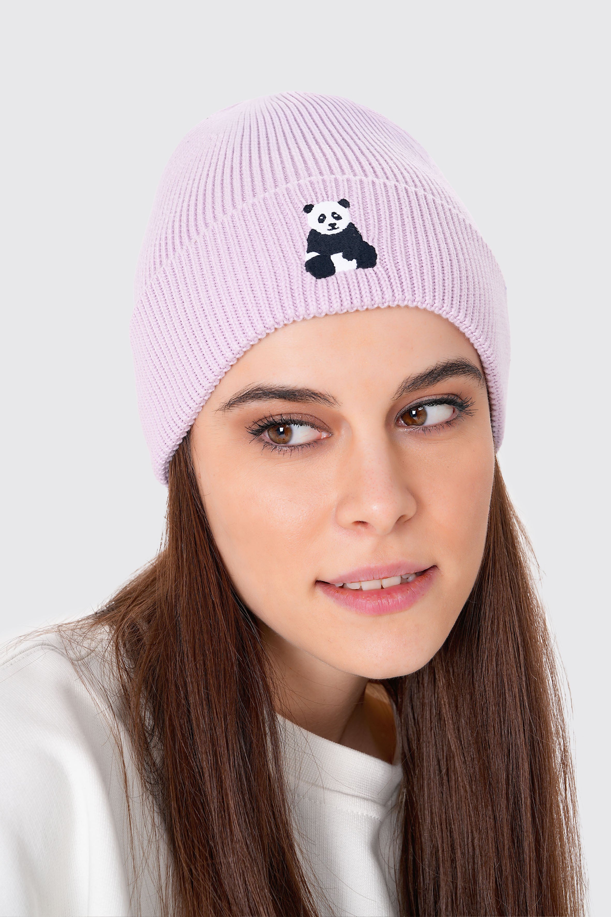UNIQVIBE’nin %100 organik pamuktan üretilmiş unisex bereleri, kış stilinizi sürdürülebilir bir dokunuşla tamamlıyor. Pastel tonlardan koyu renklere kadar geniş bir renk yelpazesiyle, her tarza uygun seçenekler sunuyor. Çevre dostu üretim ve yumuşak dokusuyla bu bereyi keşfedin! #Renk_Pembe